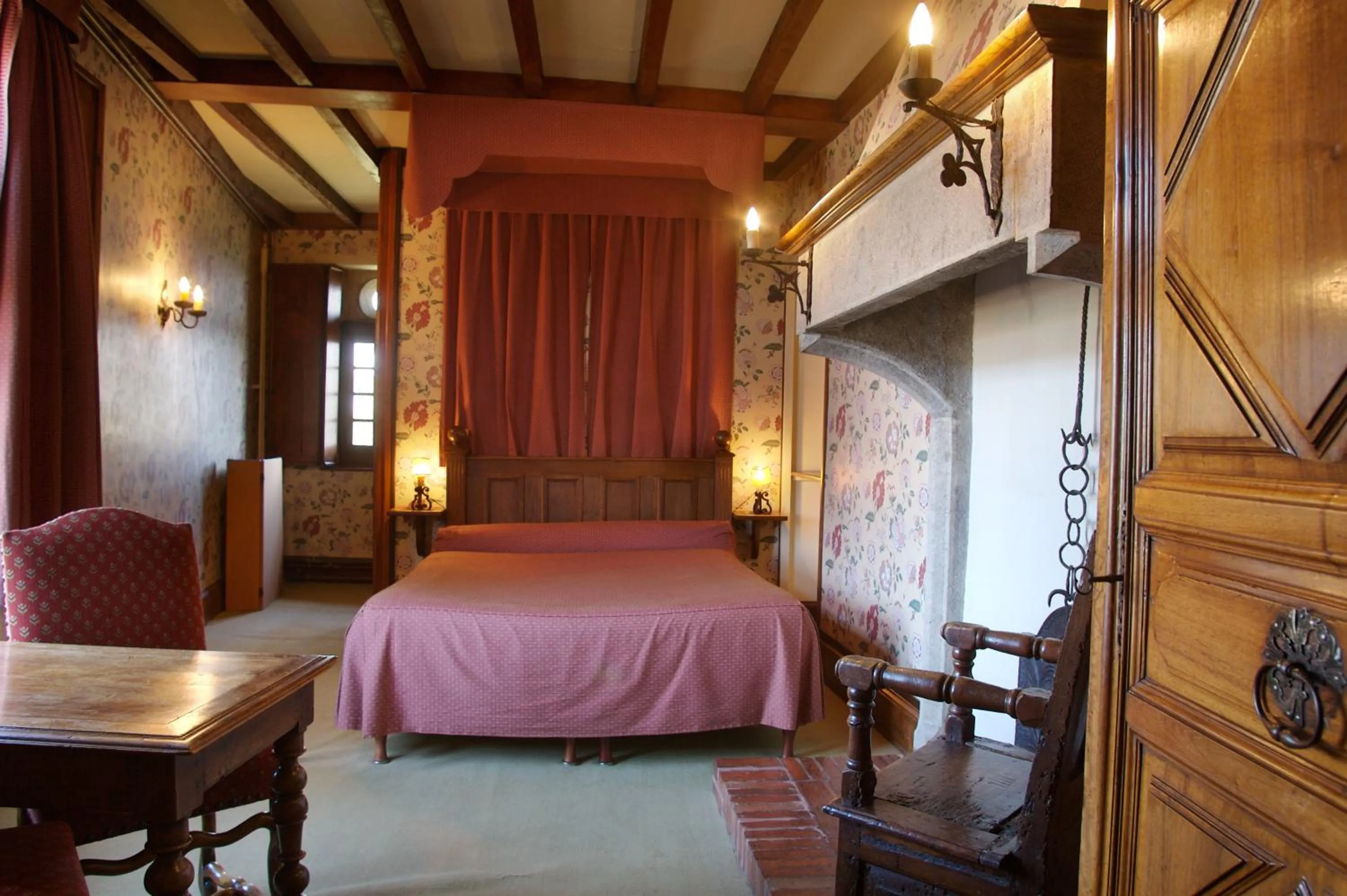 Bed in Hostellerie du Vieux Pérouges