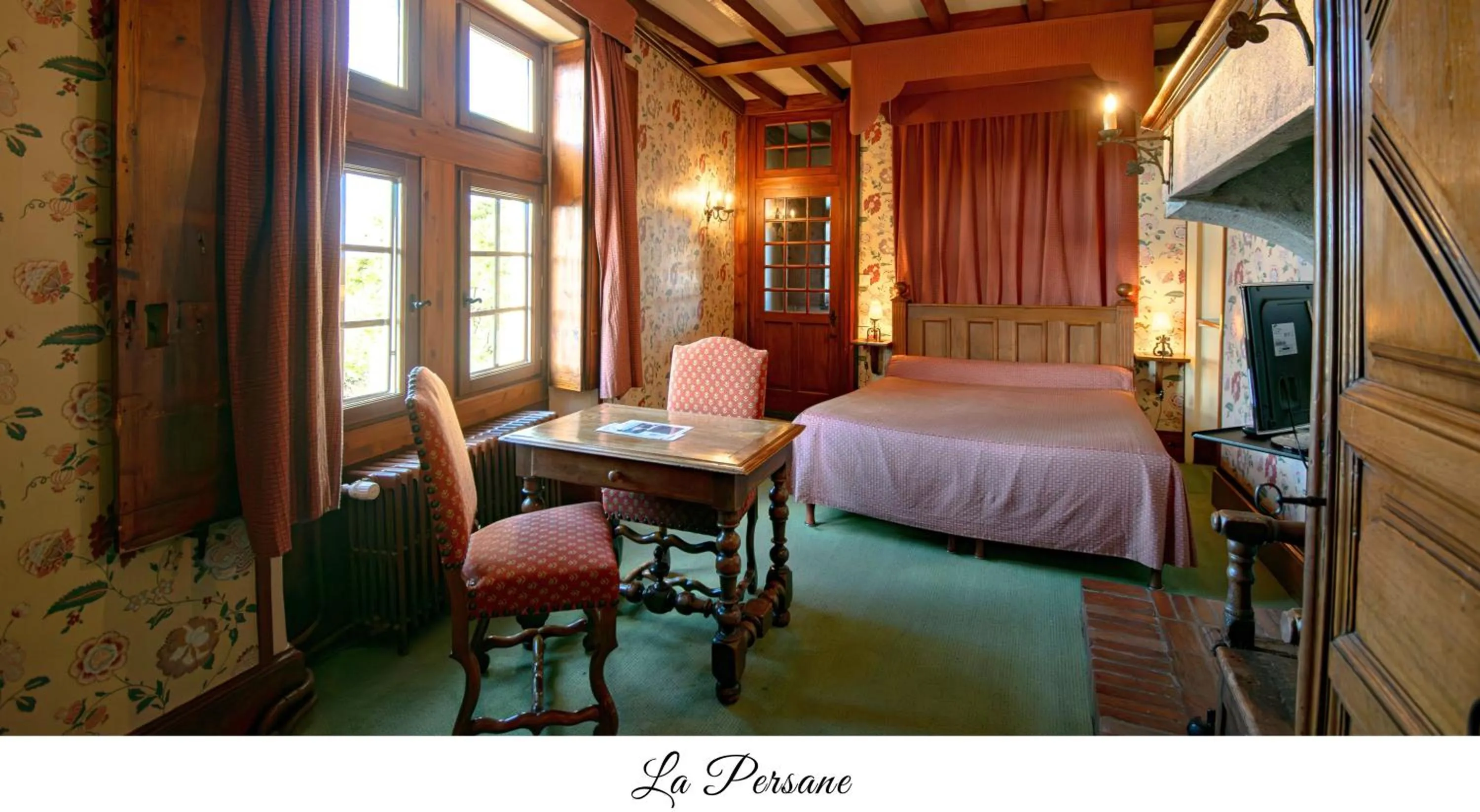 Bed in Hostellerie du Vieux Pérouges