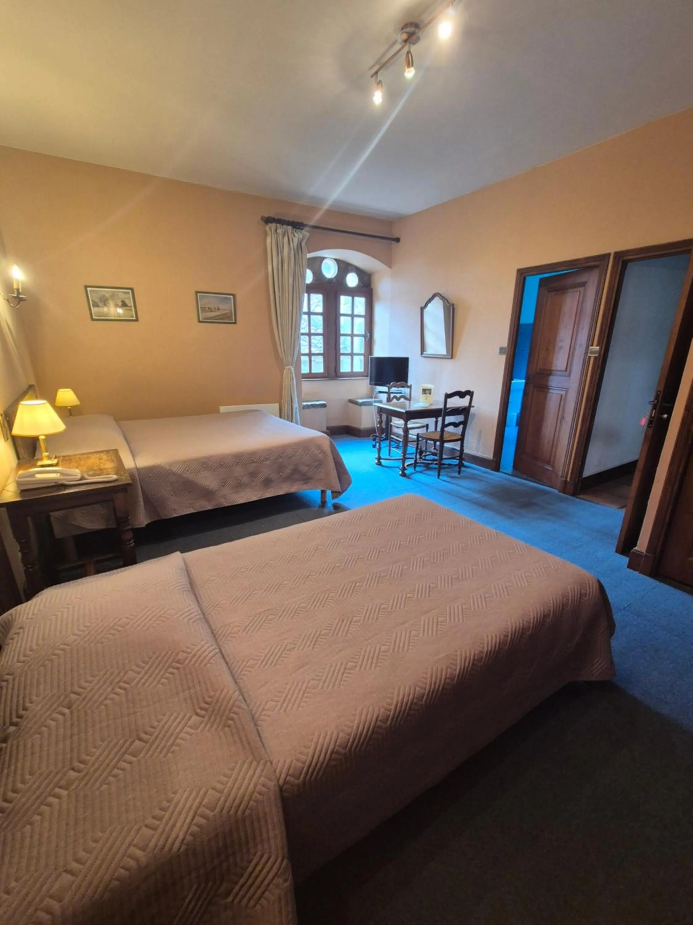 Bed in Hostellerie du Vieux Pérouges