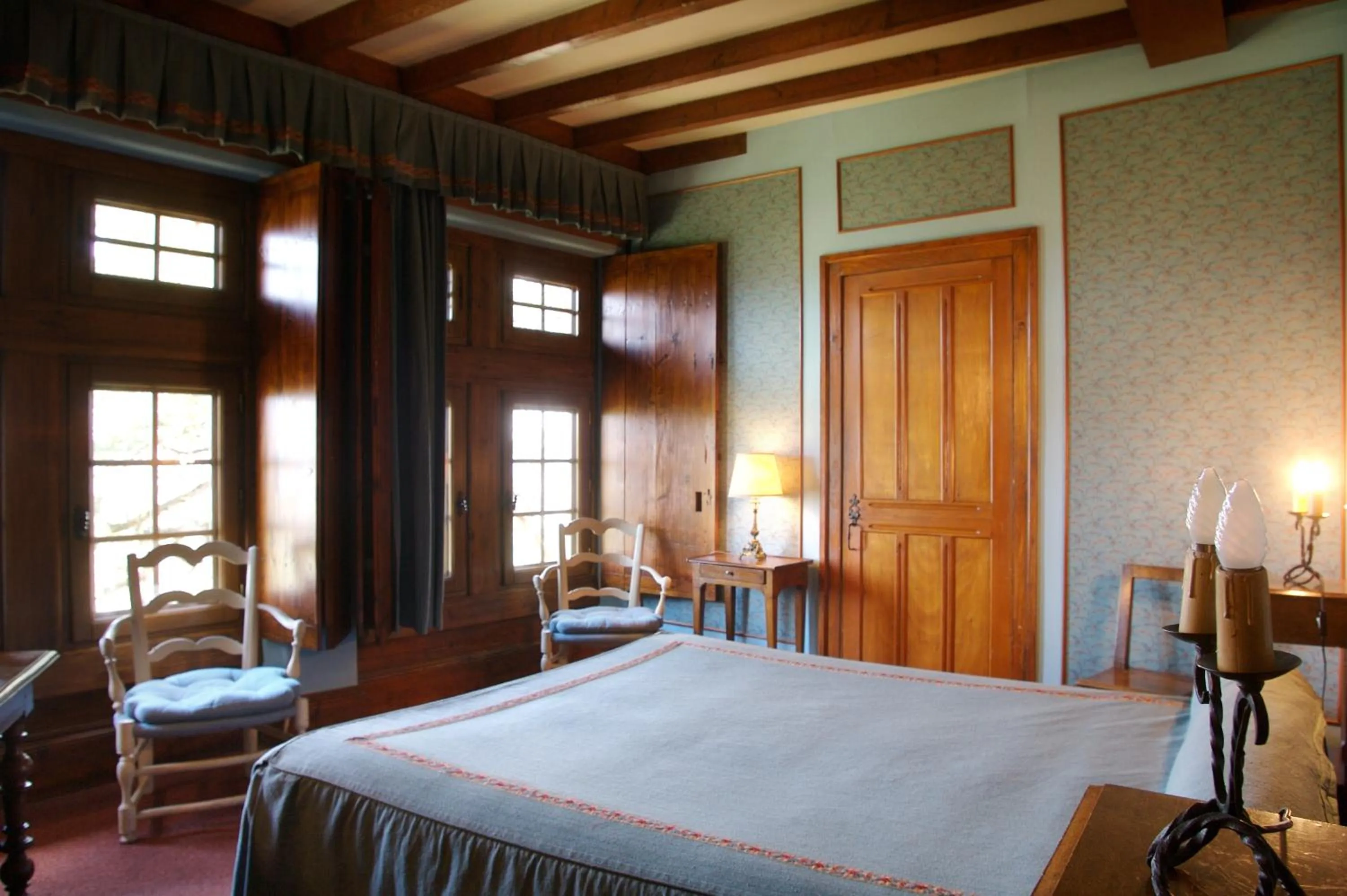 Bed in Hostellerie du Vieux Pérouges