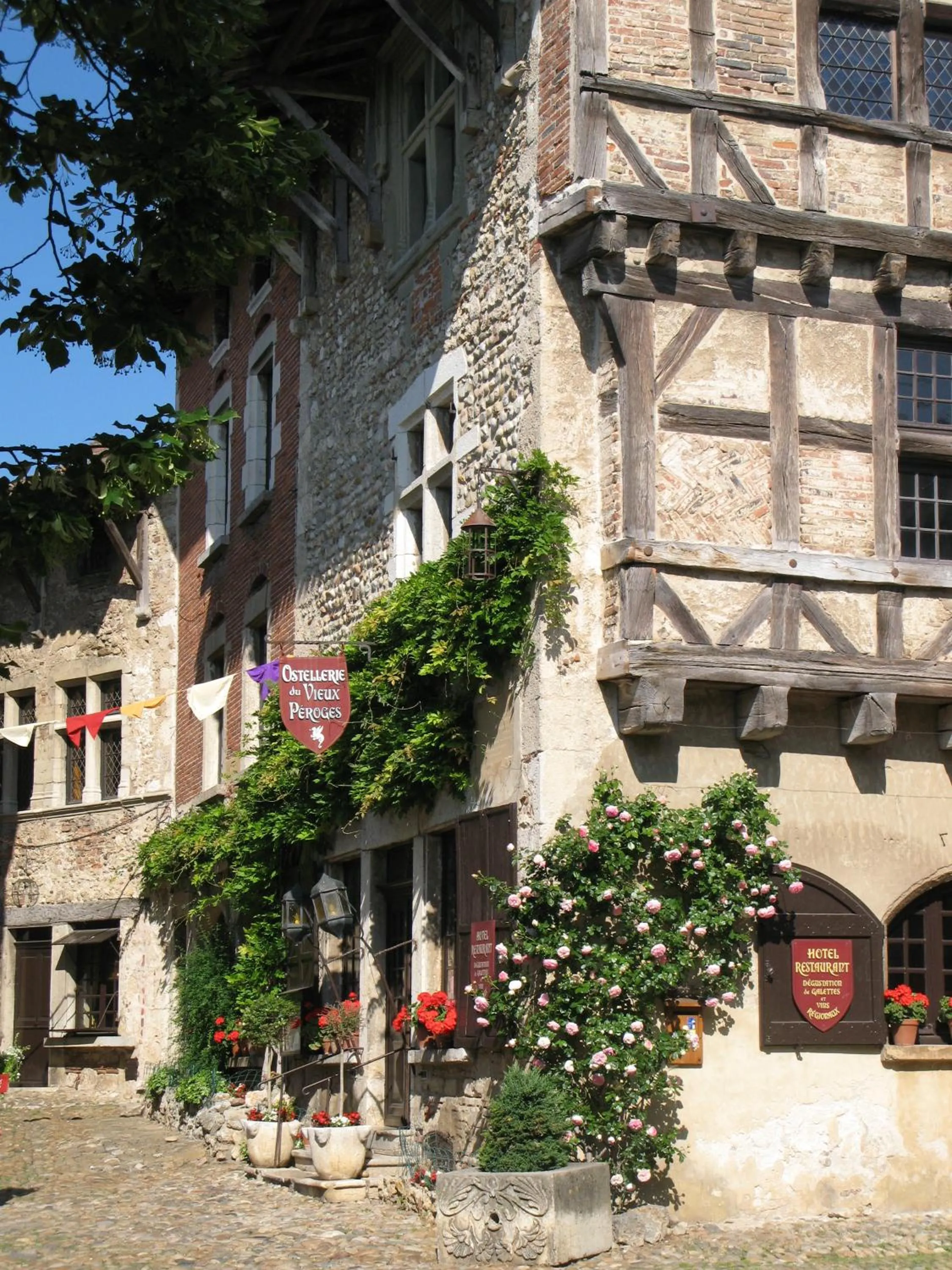 Property building in Hostellerie du Vieux Pérouges