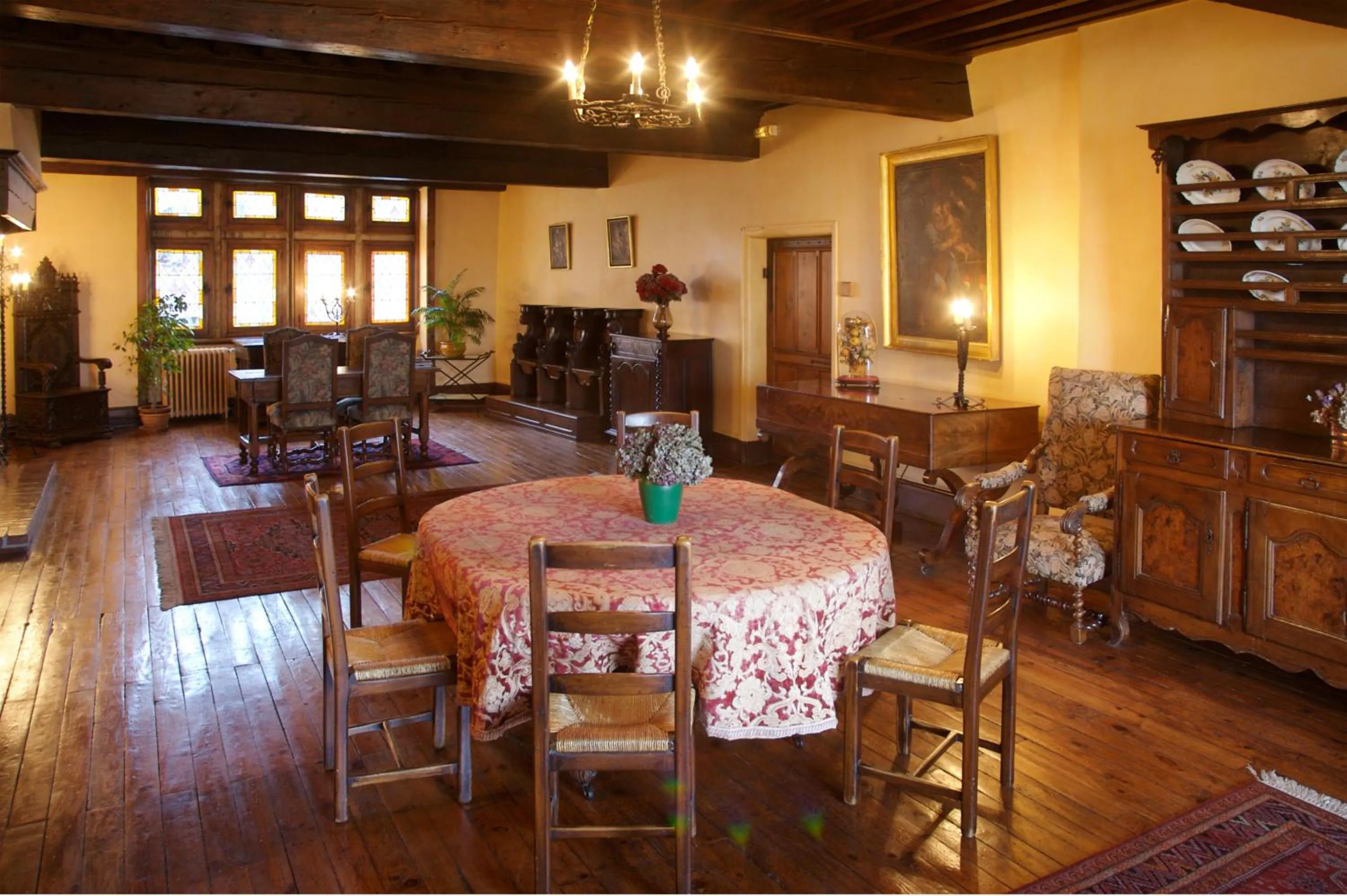 Communal lounge/ TV room in Hostellerie du Vieux Pérouges