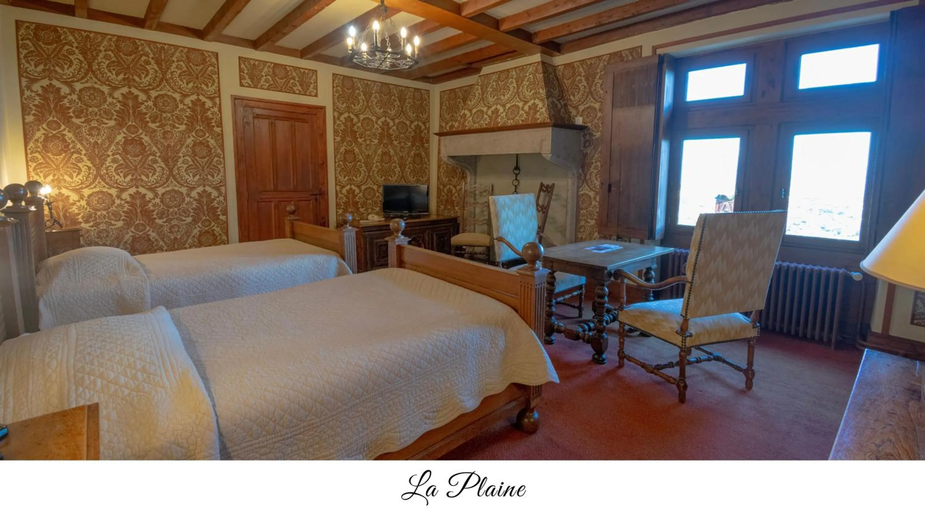 Bed in Hostellerie du Vieux Pérouges