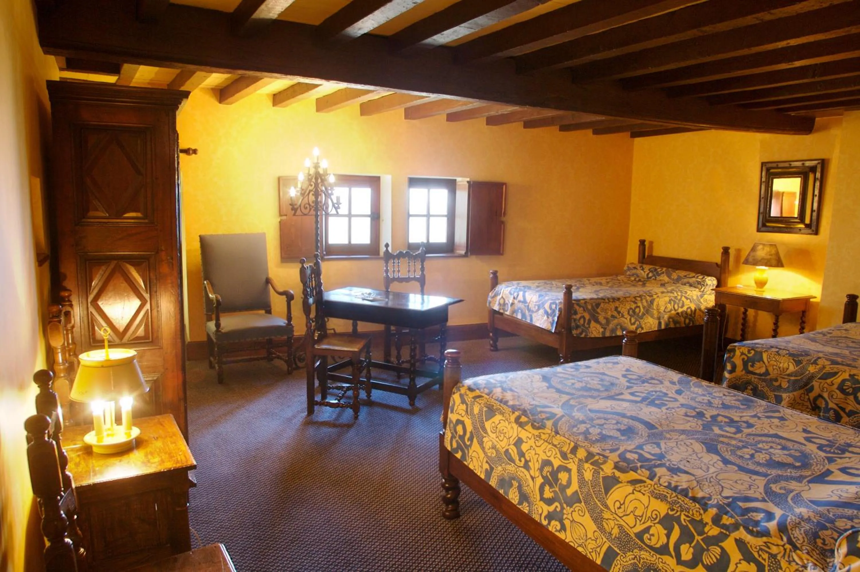 Bed in Hostellerie du Vieux Pérouges