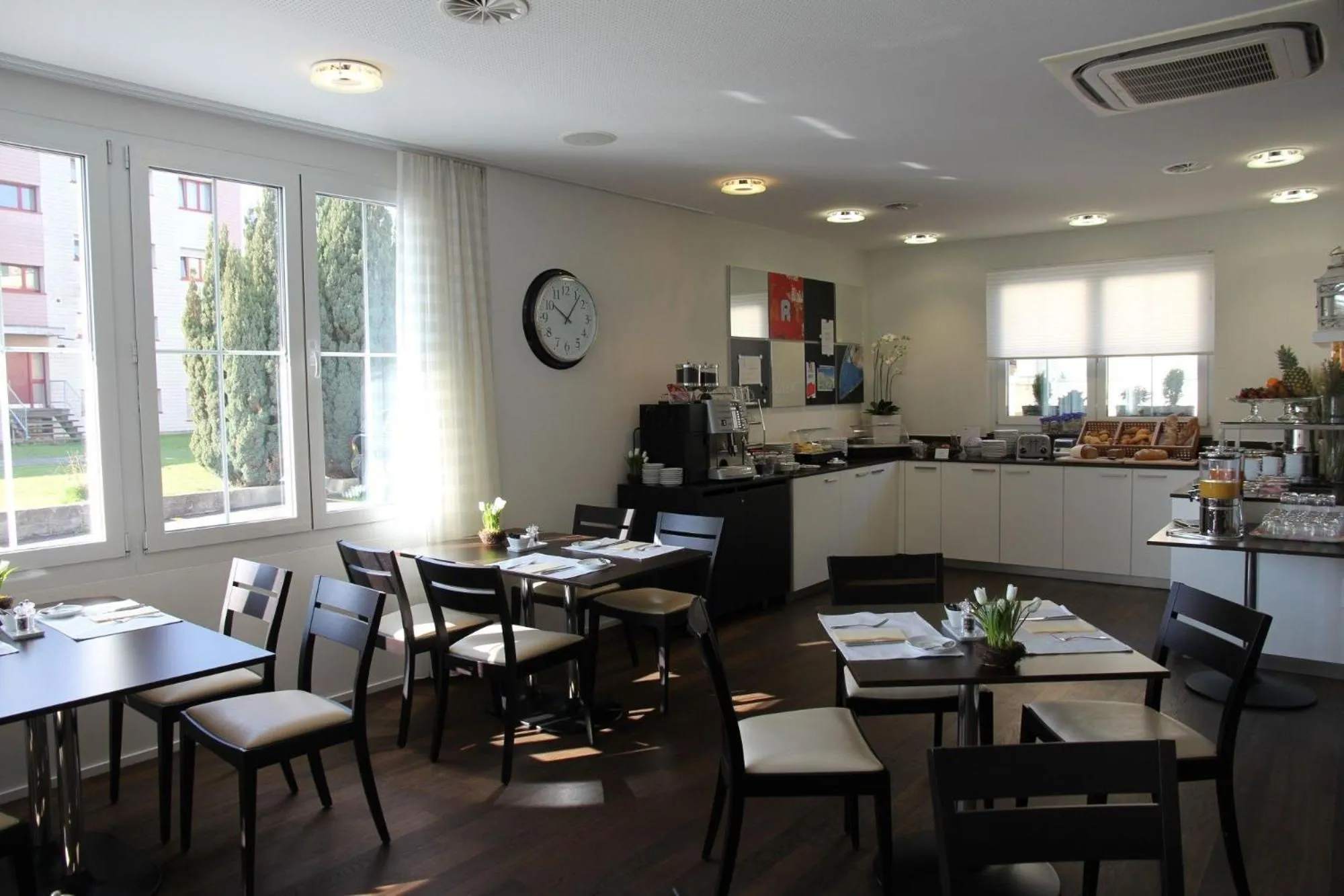 Restaurant/places to eat in Businesshotel Lux