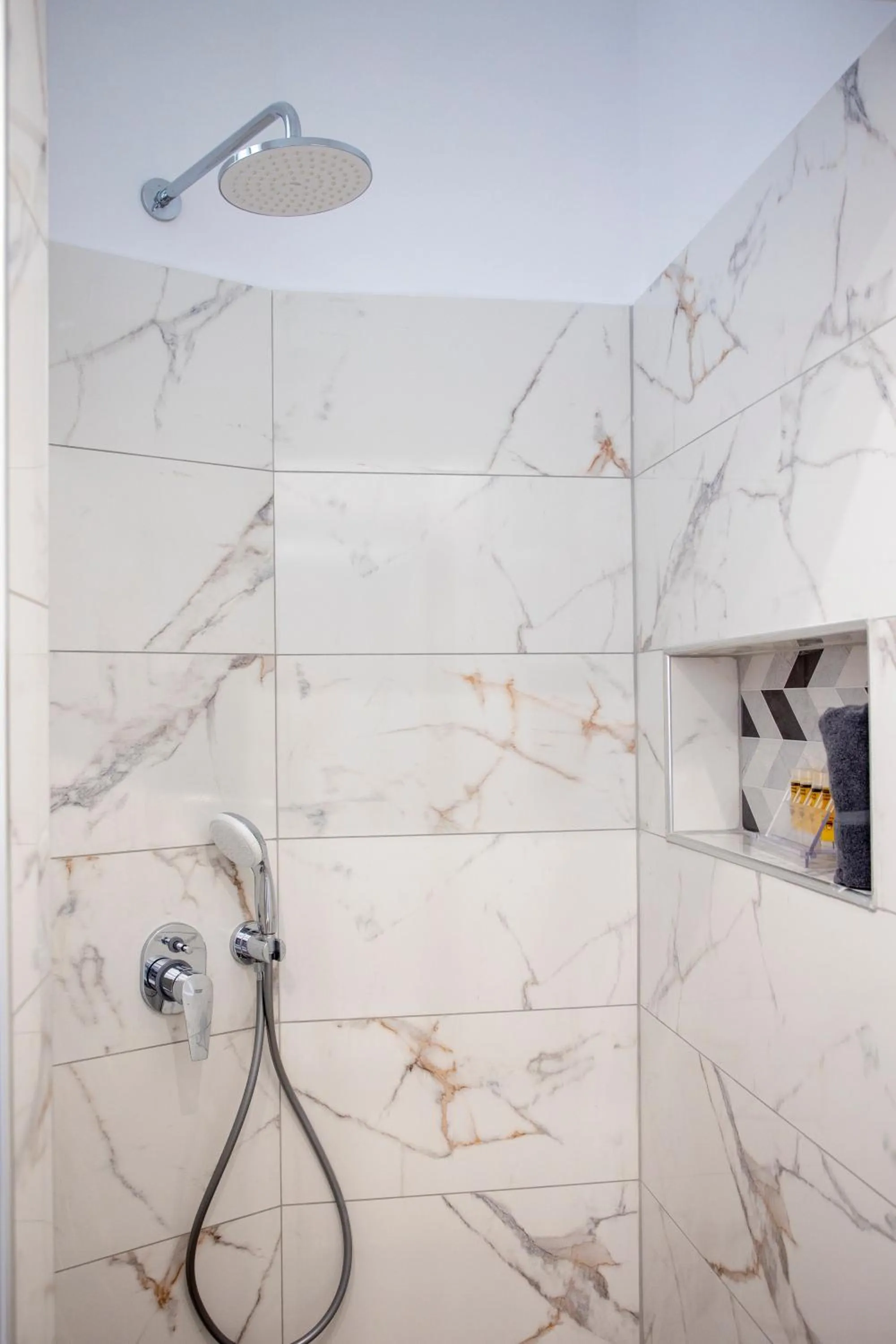 Shower in Sunrise Studios