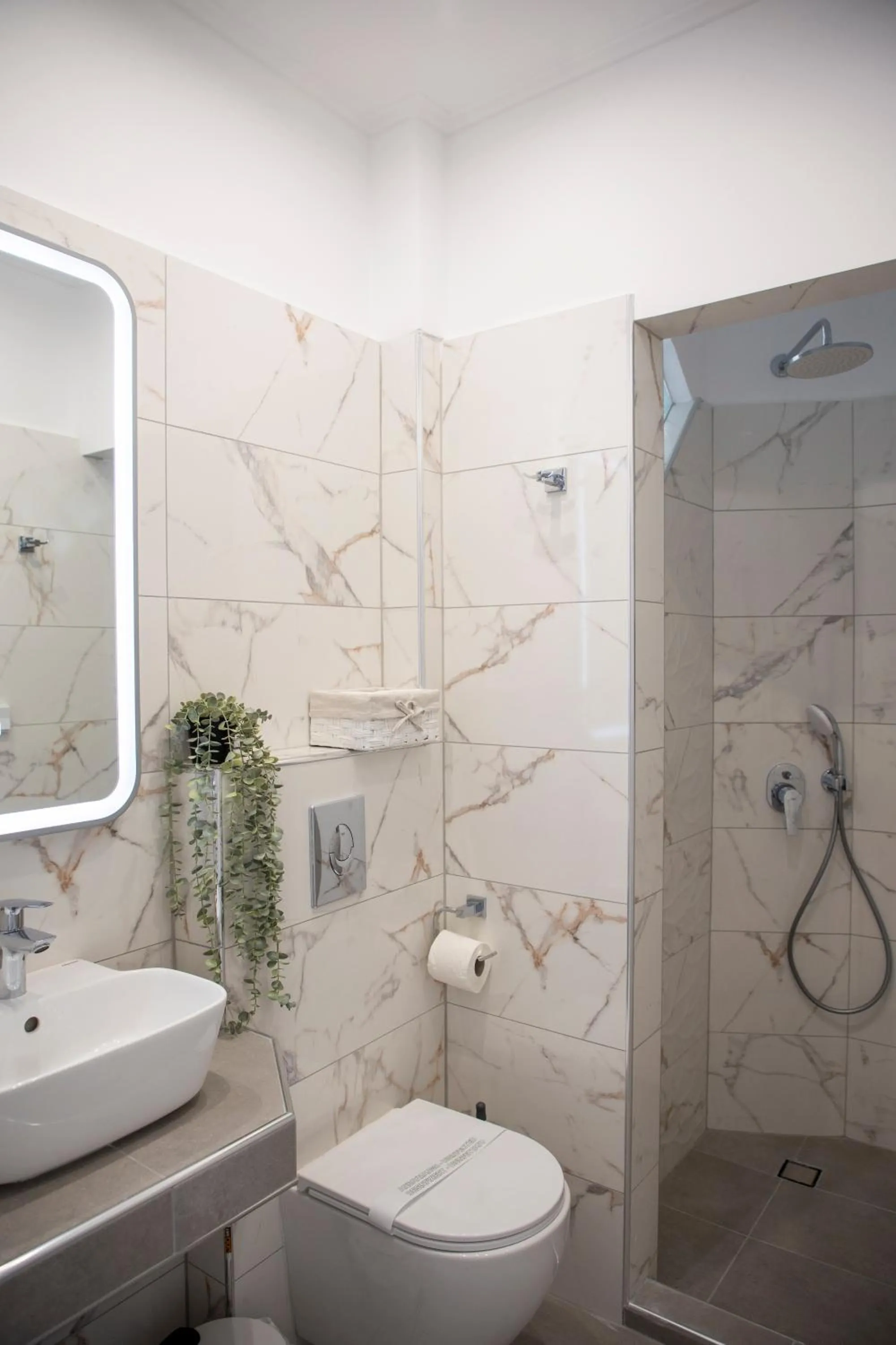 Shower in Sunrise Studios