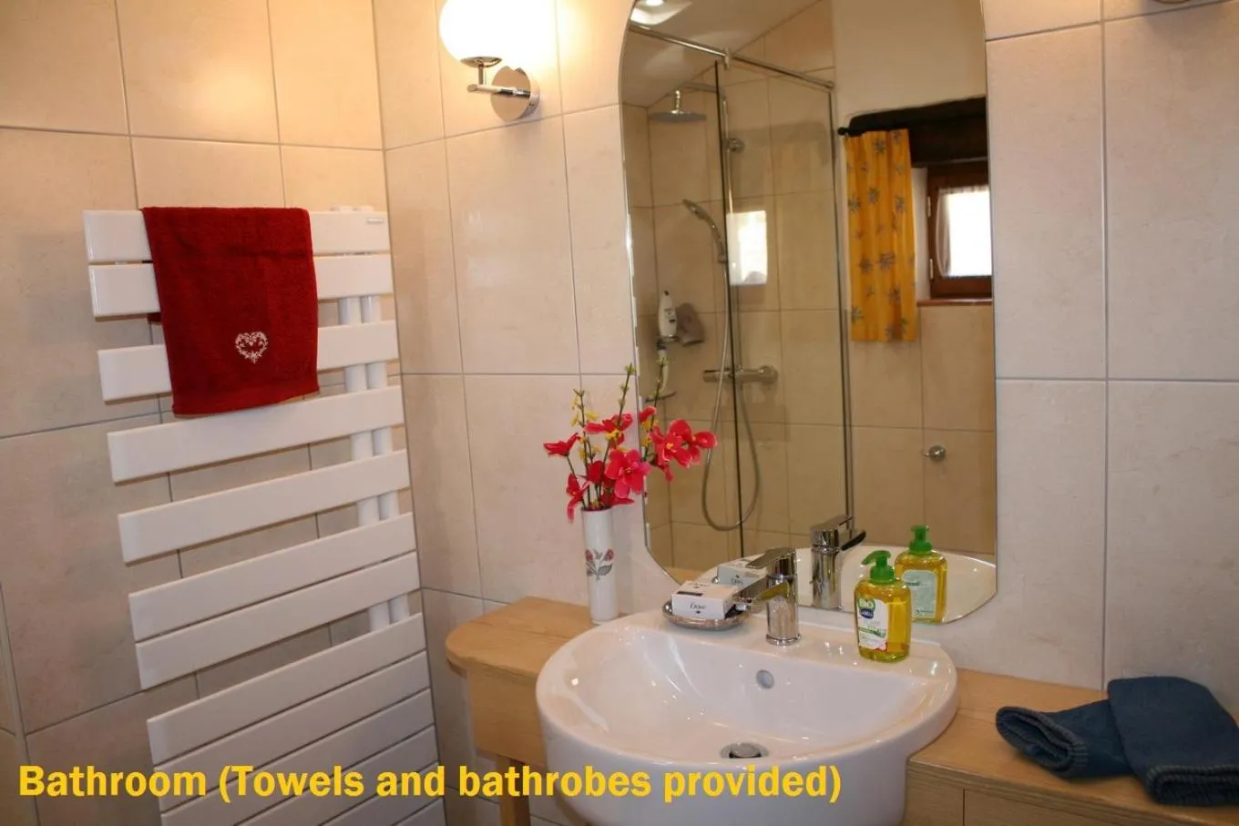 Bathroom in Hillside Park Dordogne