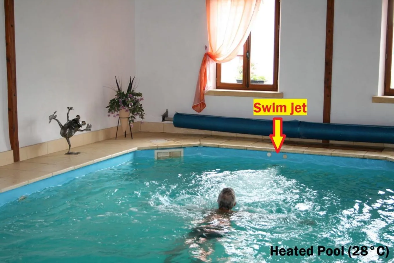 Swimming pool in Hillside Park Dordogne