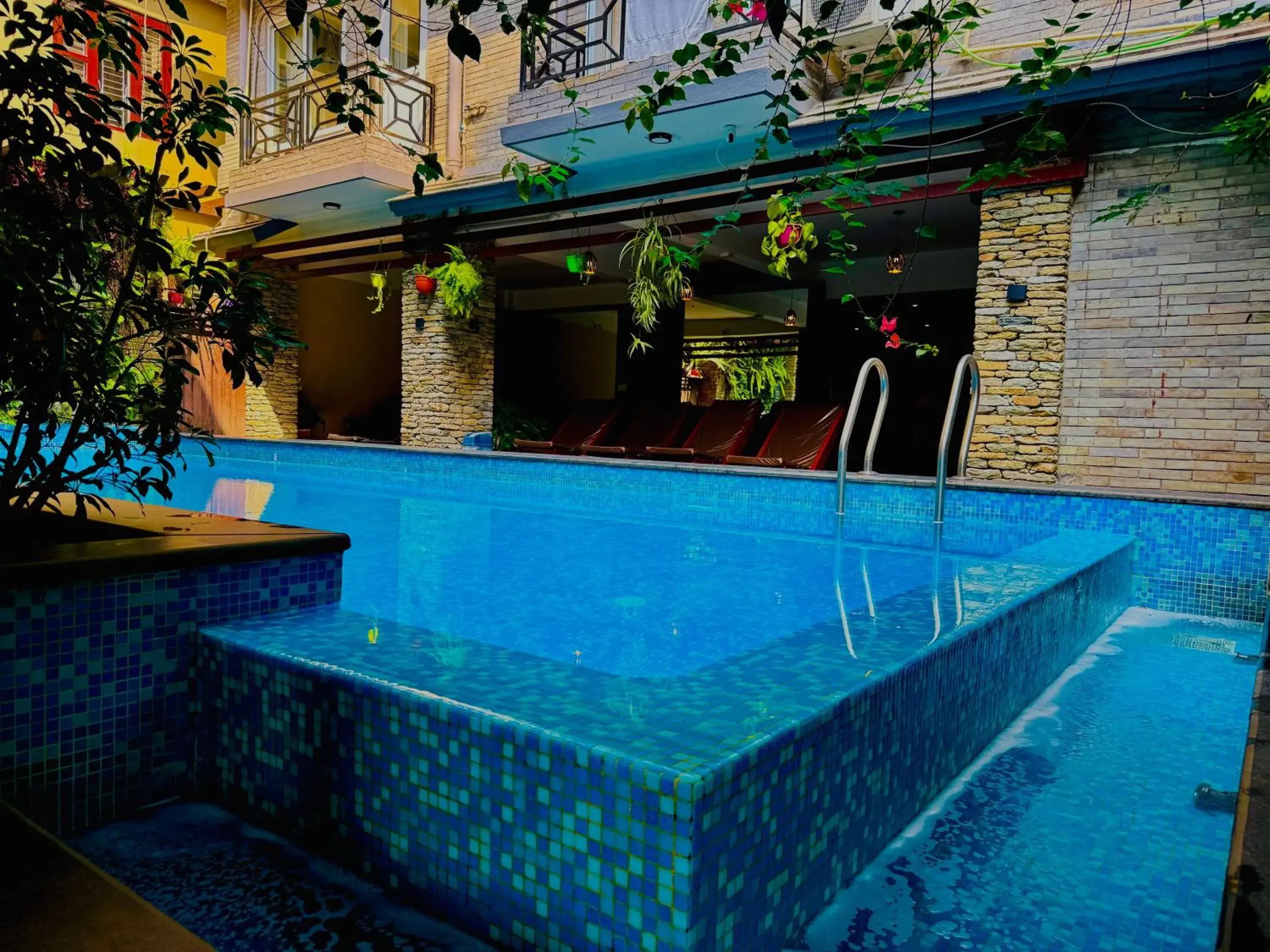 Swimming pool in Hotel Middle Path & Spa Swimming pool in Hotel Middle Path & Spa