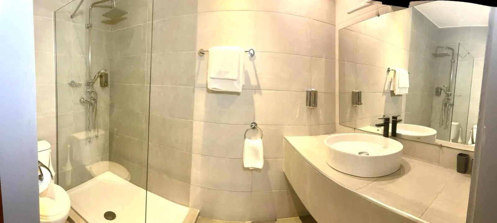 Shower in Le Lodge des Almadies