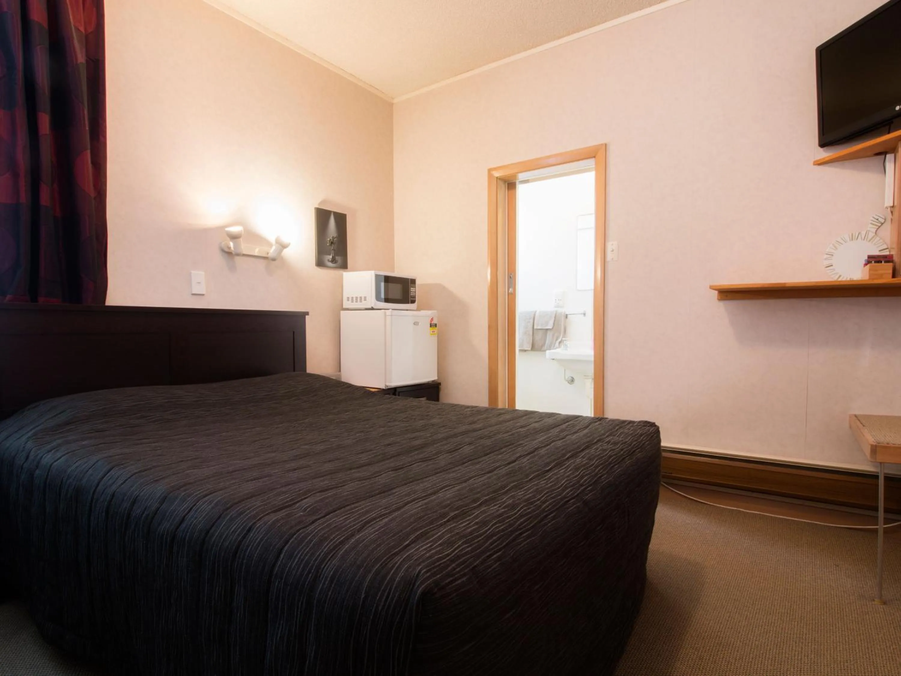 Photo of the whole room, Bed in Masonic Hotel