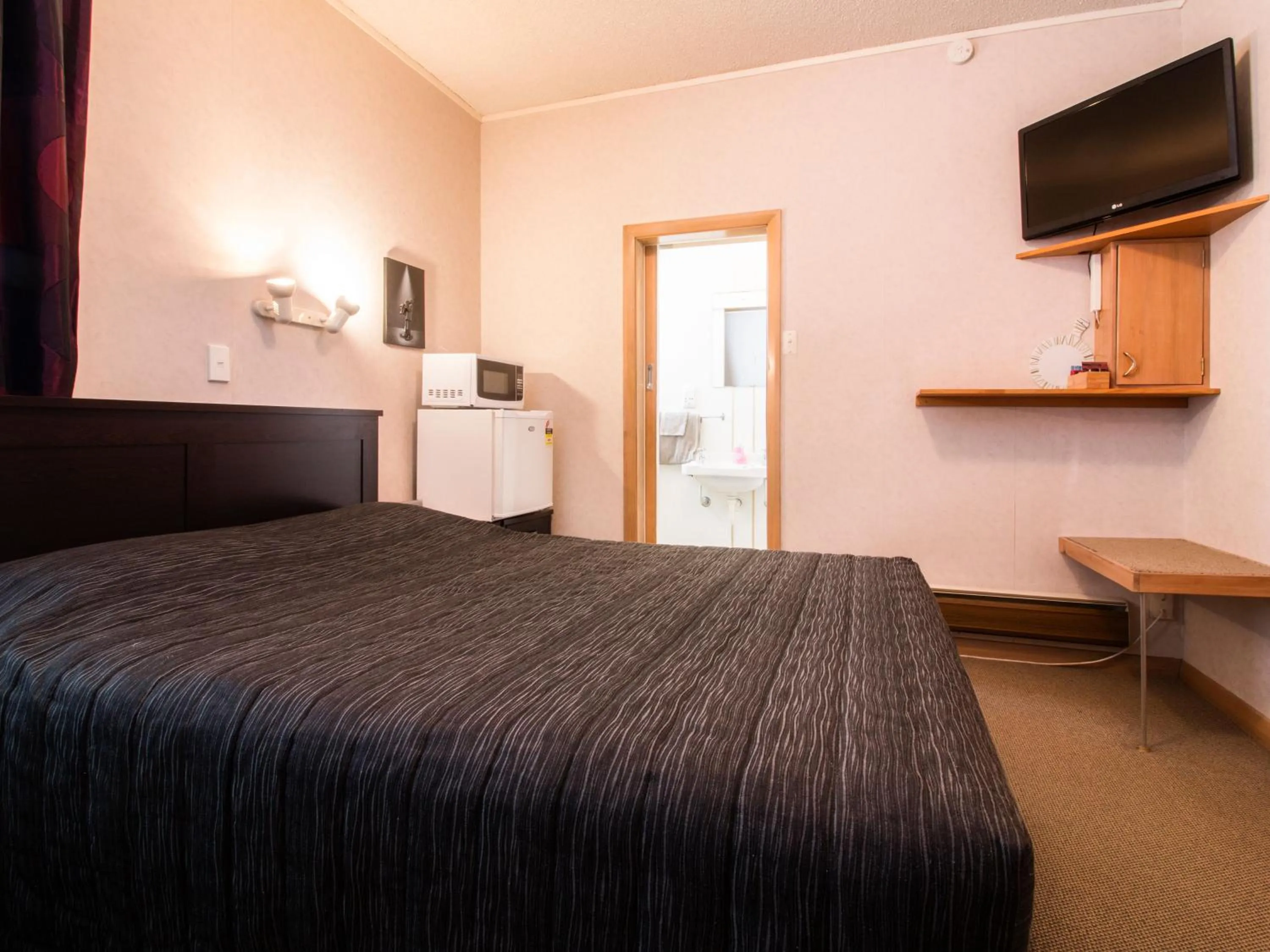 Photo of the whole room, Bed in Masonic Hotel