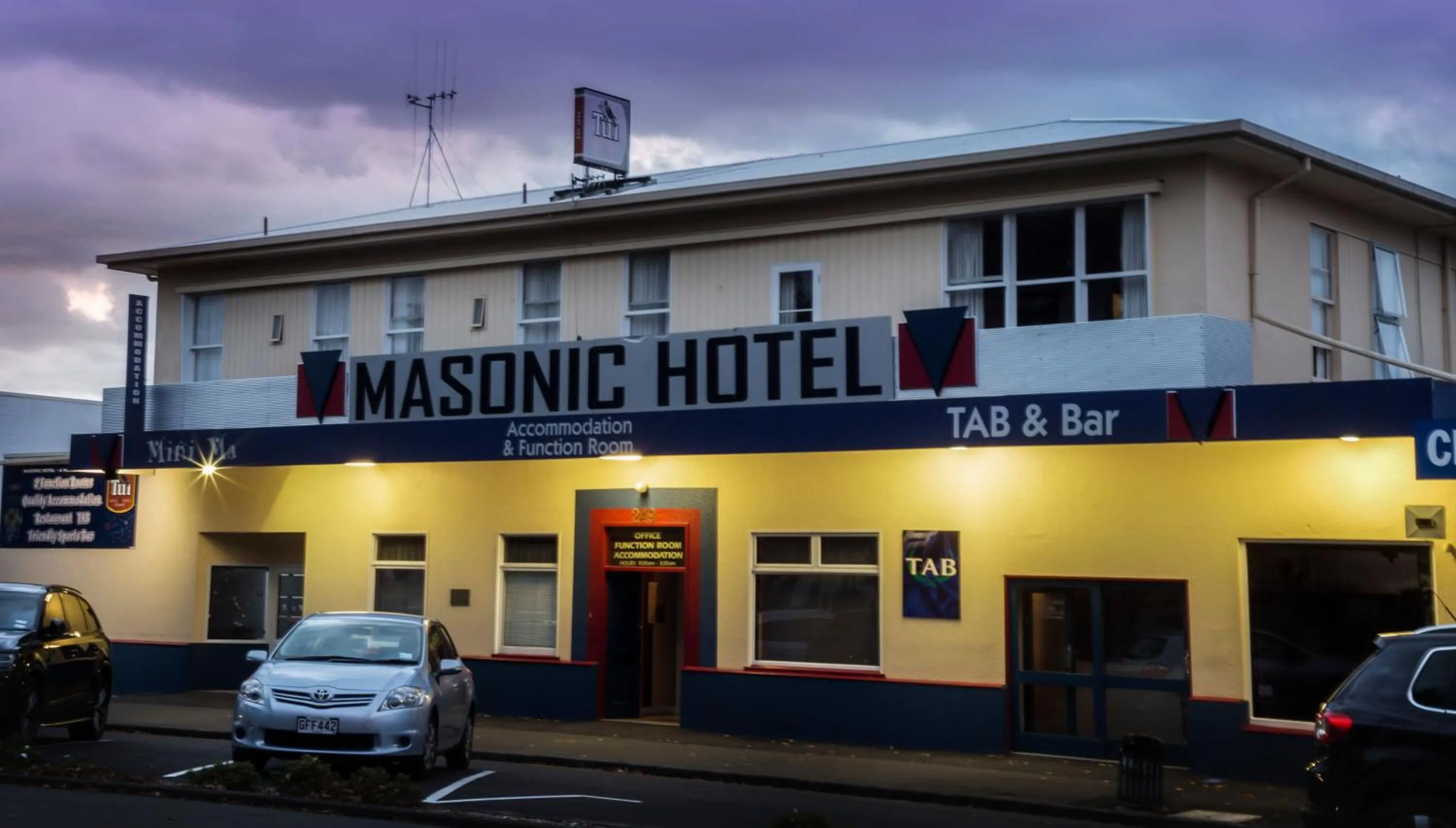 Facade/entrance in Masonic Hotel