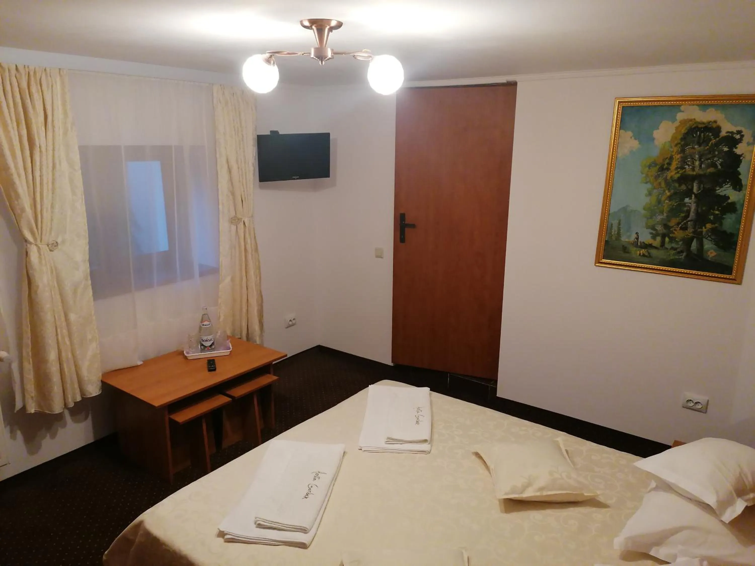 Photo of the whole room, Bed in New Aosta Garden