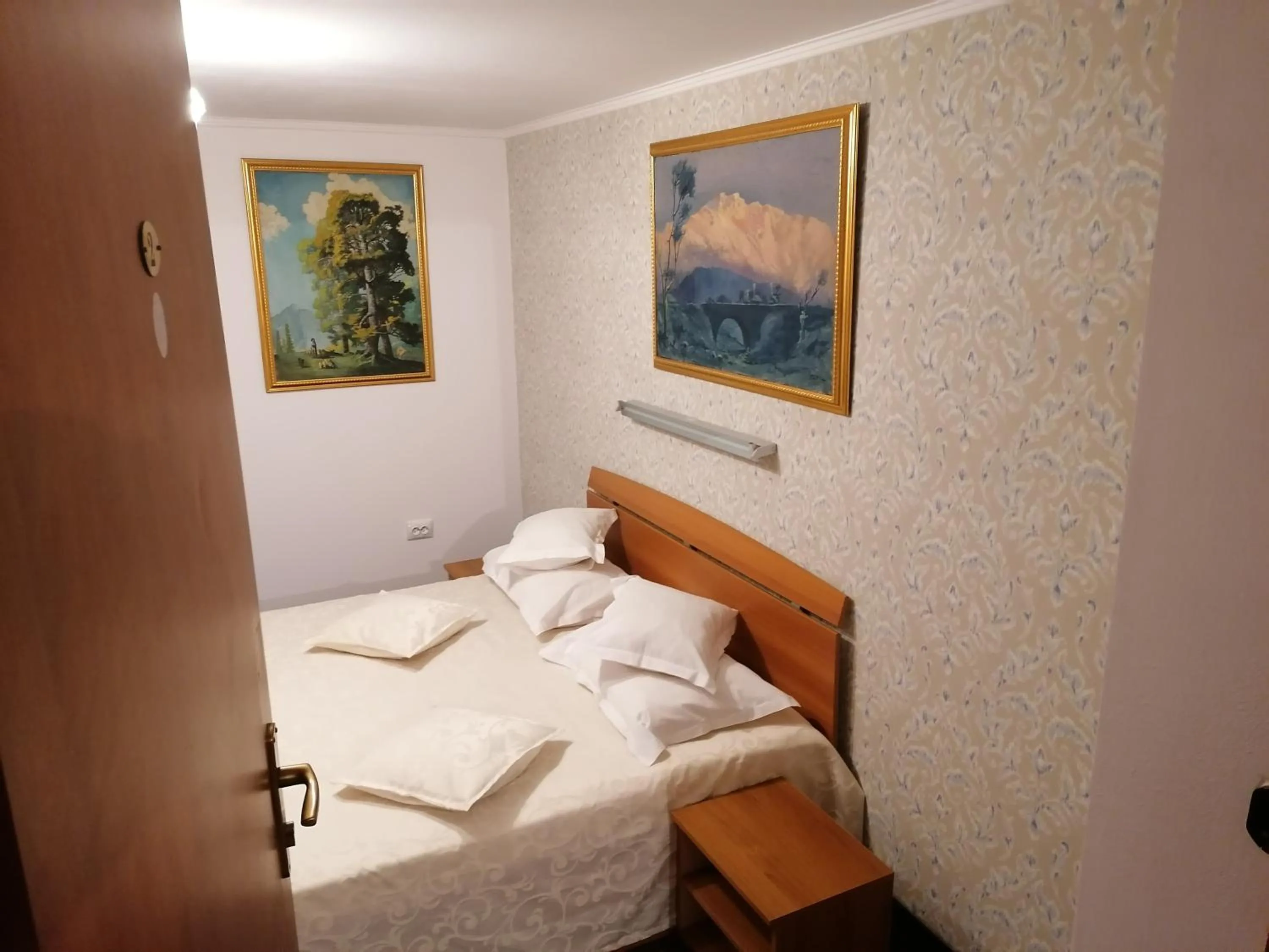 Photo of the whole room, Bed in New Aosta Garden
