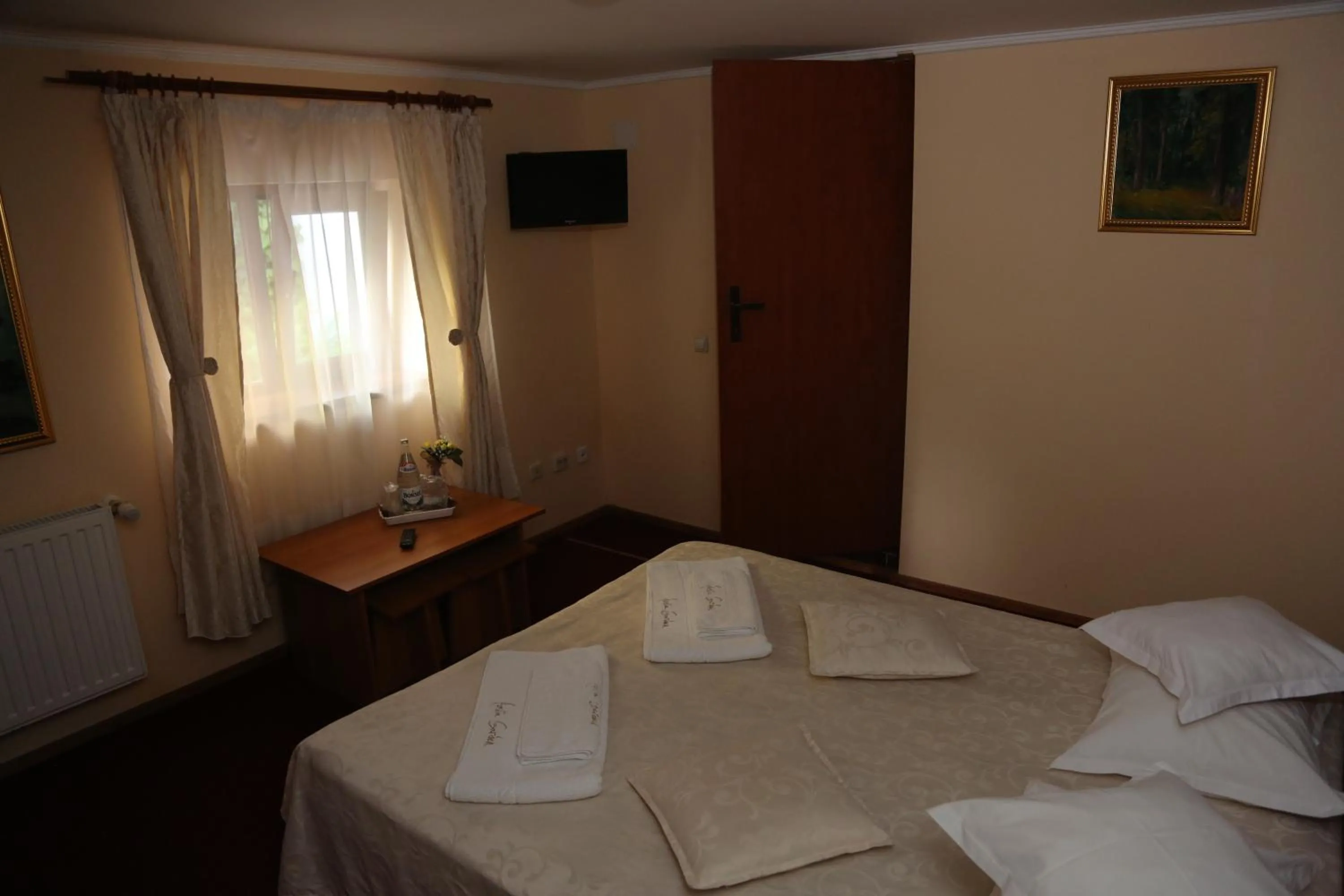 Photo of the whole room, Bed in New Aosta Garden