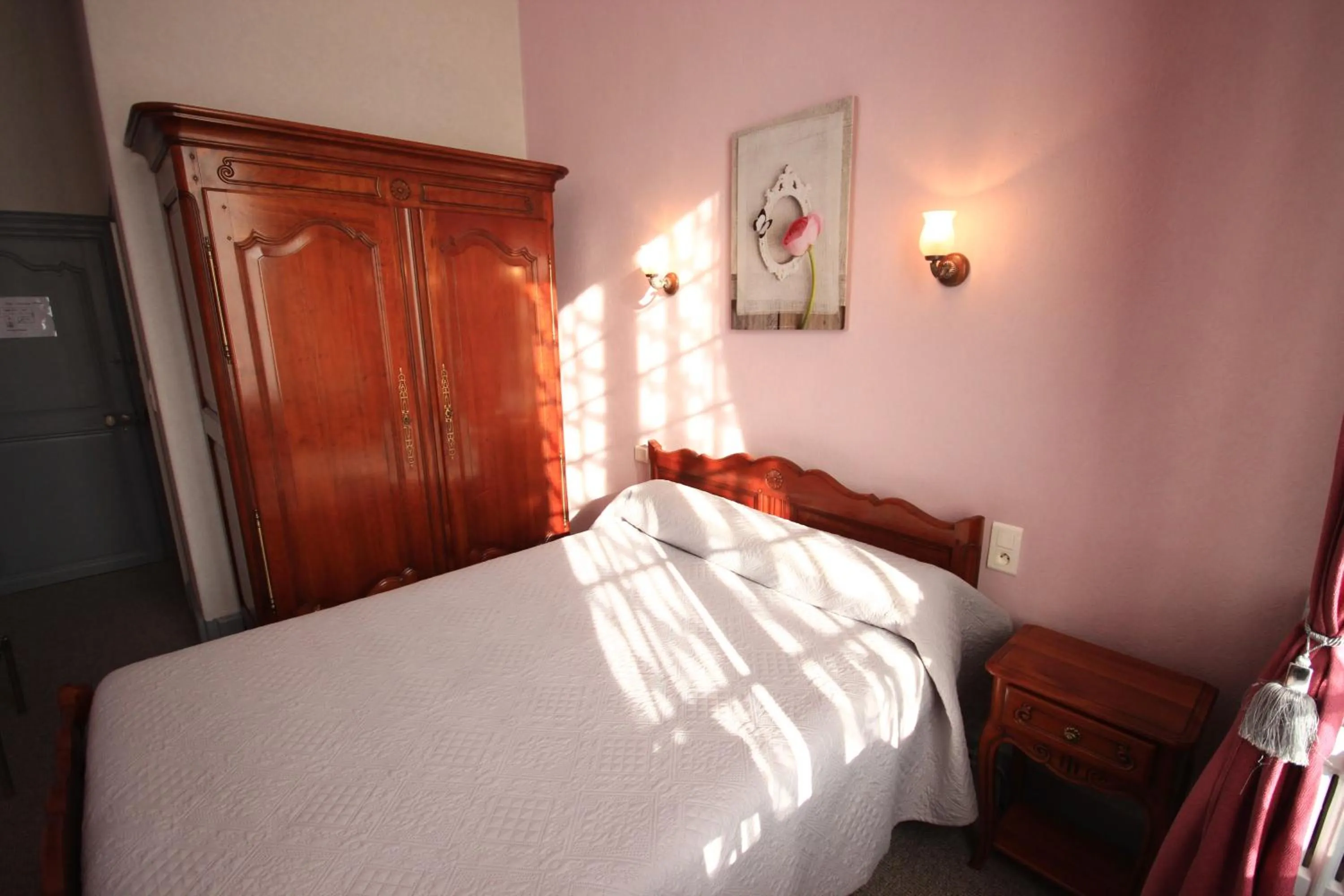 Photo of the whole room in Hôtel du Berry