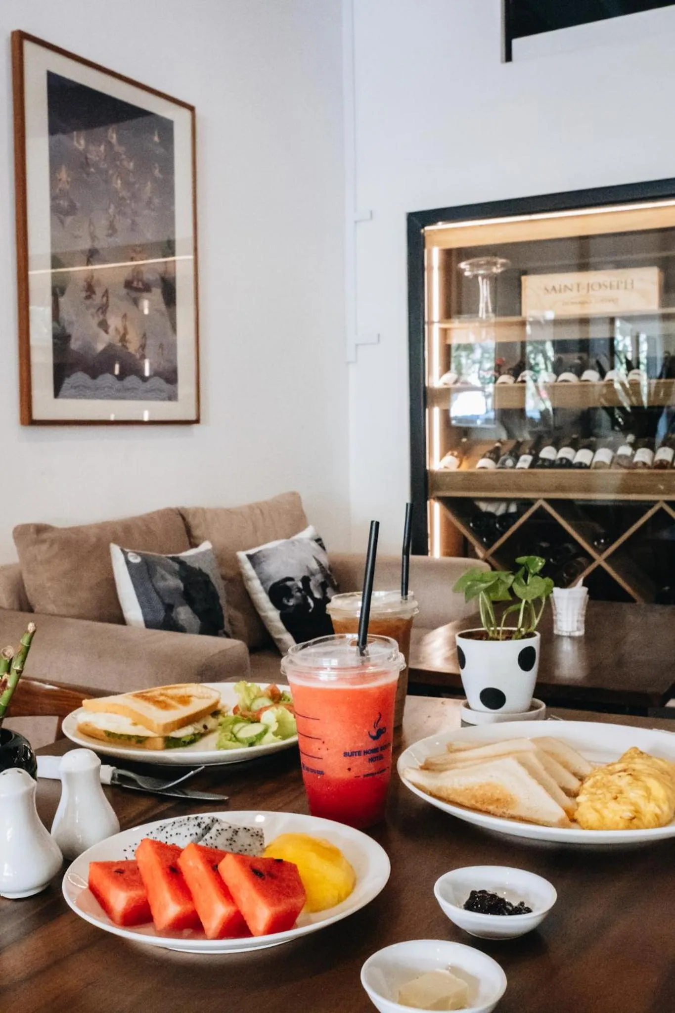 Restaurant/places to eat in Suite Home Boutique Hotel