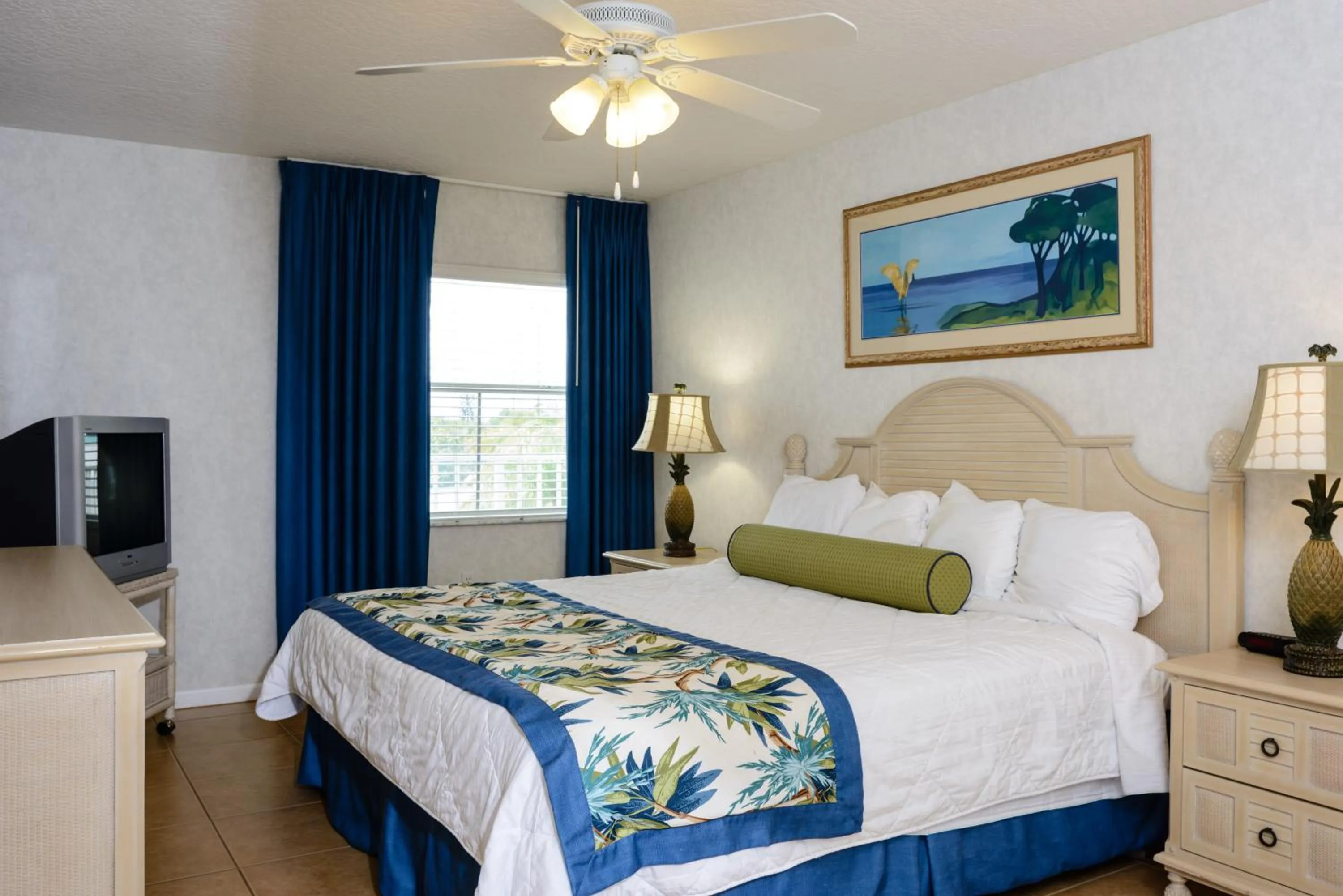 Bedroom, Bed in Discovery Beach Resort