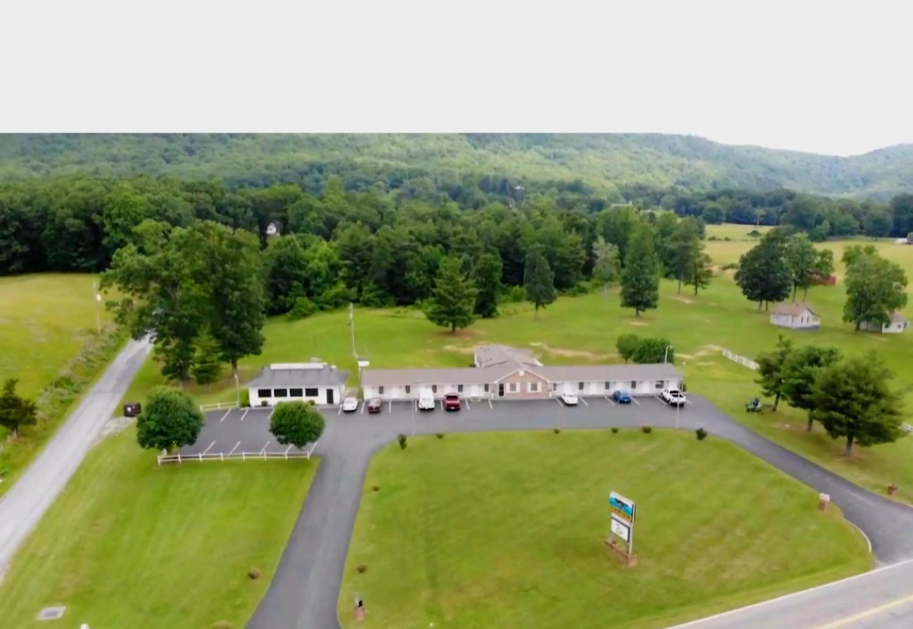 Property building in Fox Mountain Inn