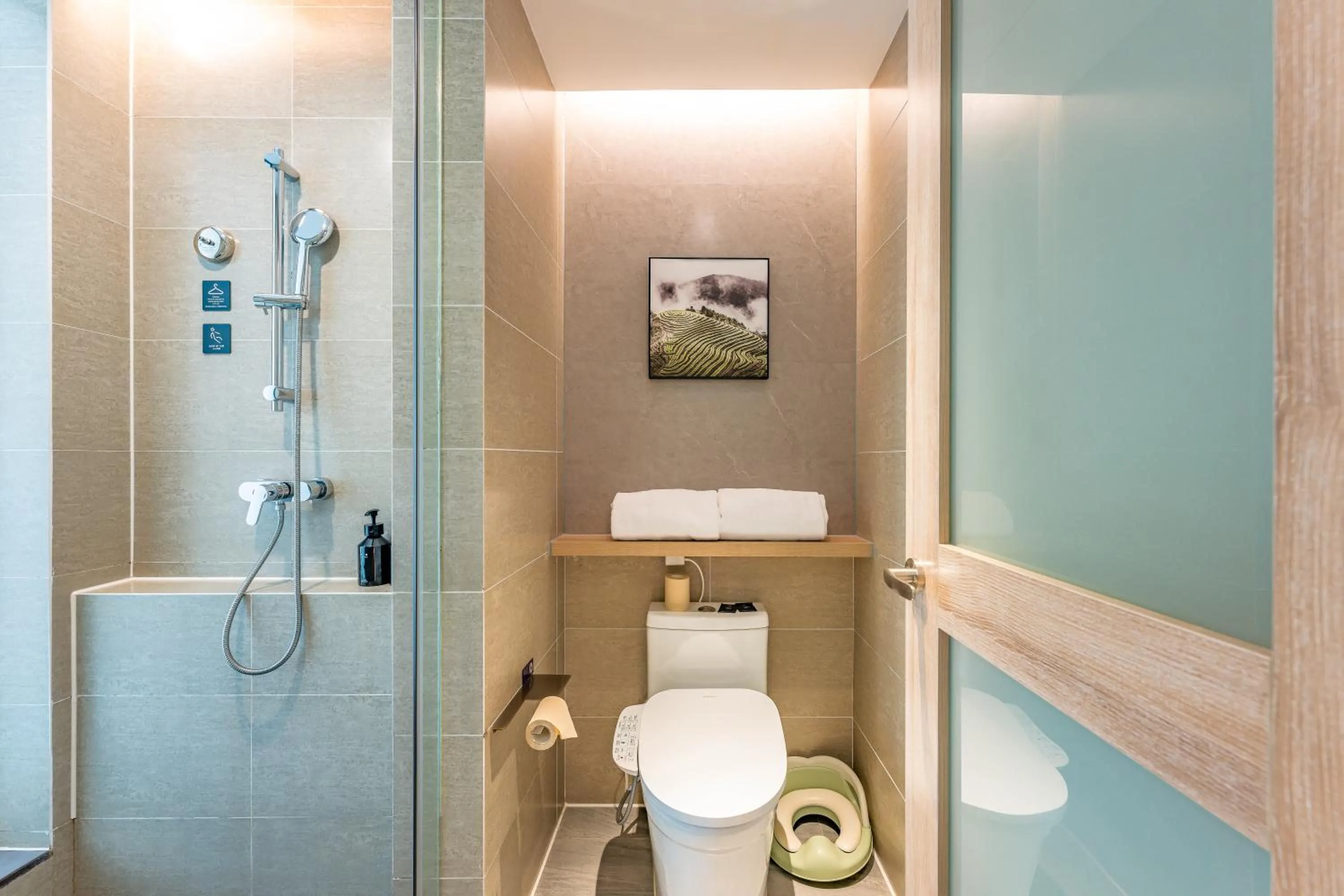 Toilet in Hangzhou West Lake Hubin Yintai Atour Hotel