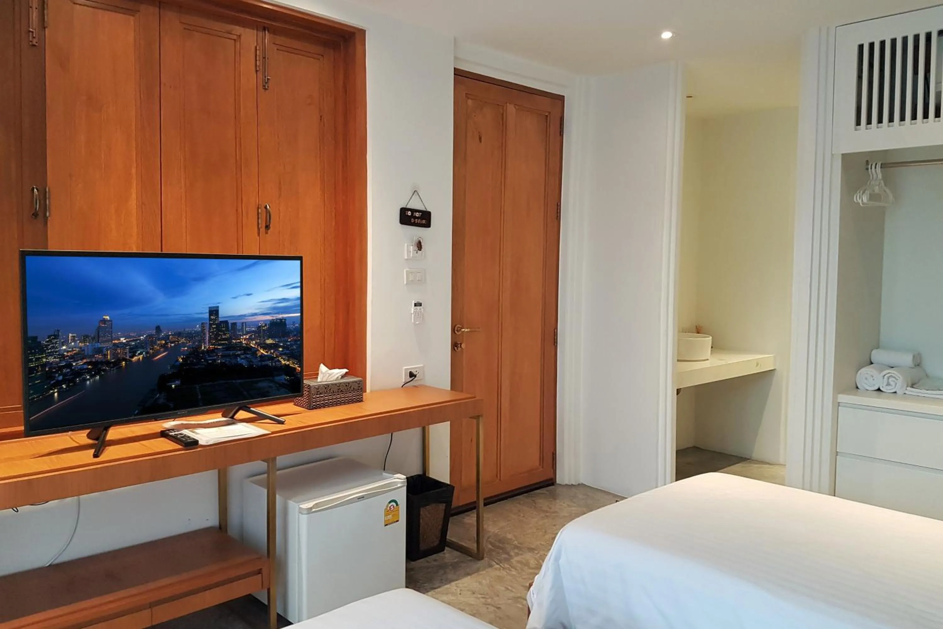 TV and multimedia, Bed in Vali Villa Bangkok