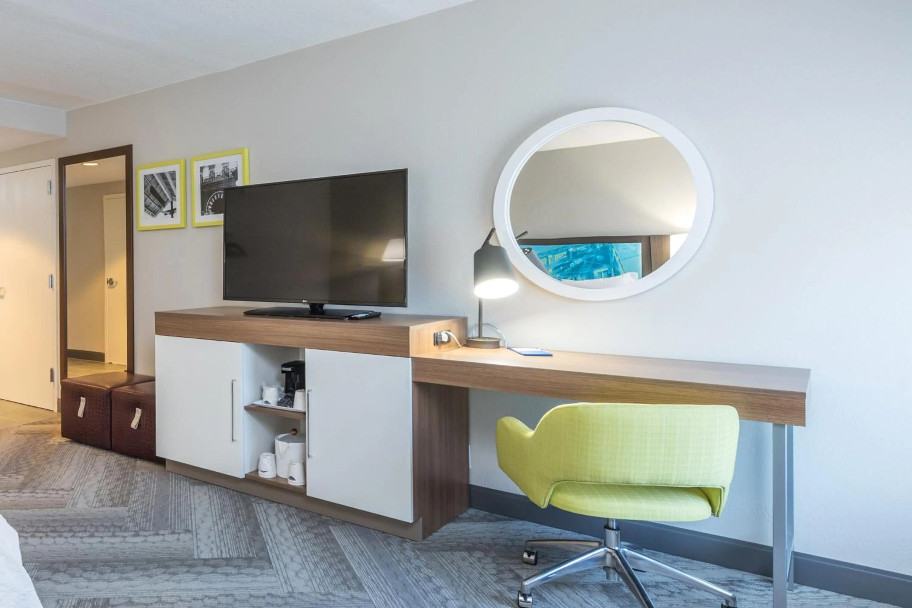 TV and multimedia in Hampton Inn Tampa-Veterans Expressway