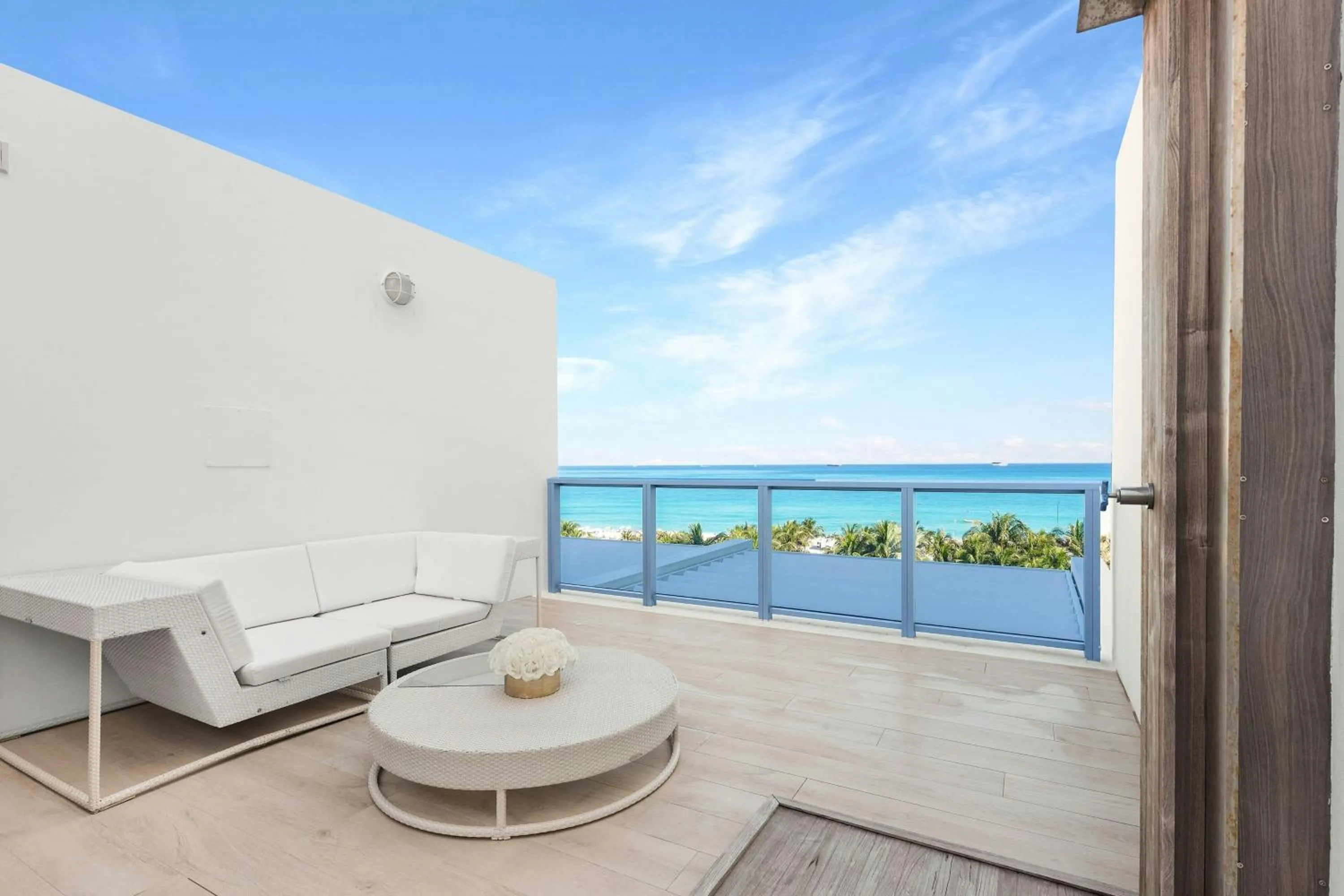 Photo of the whole room in W South Beach