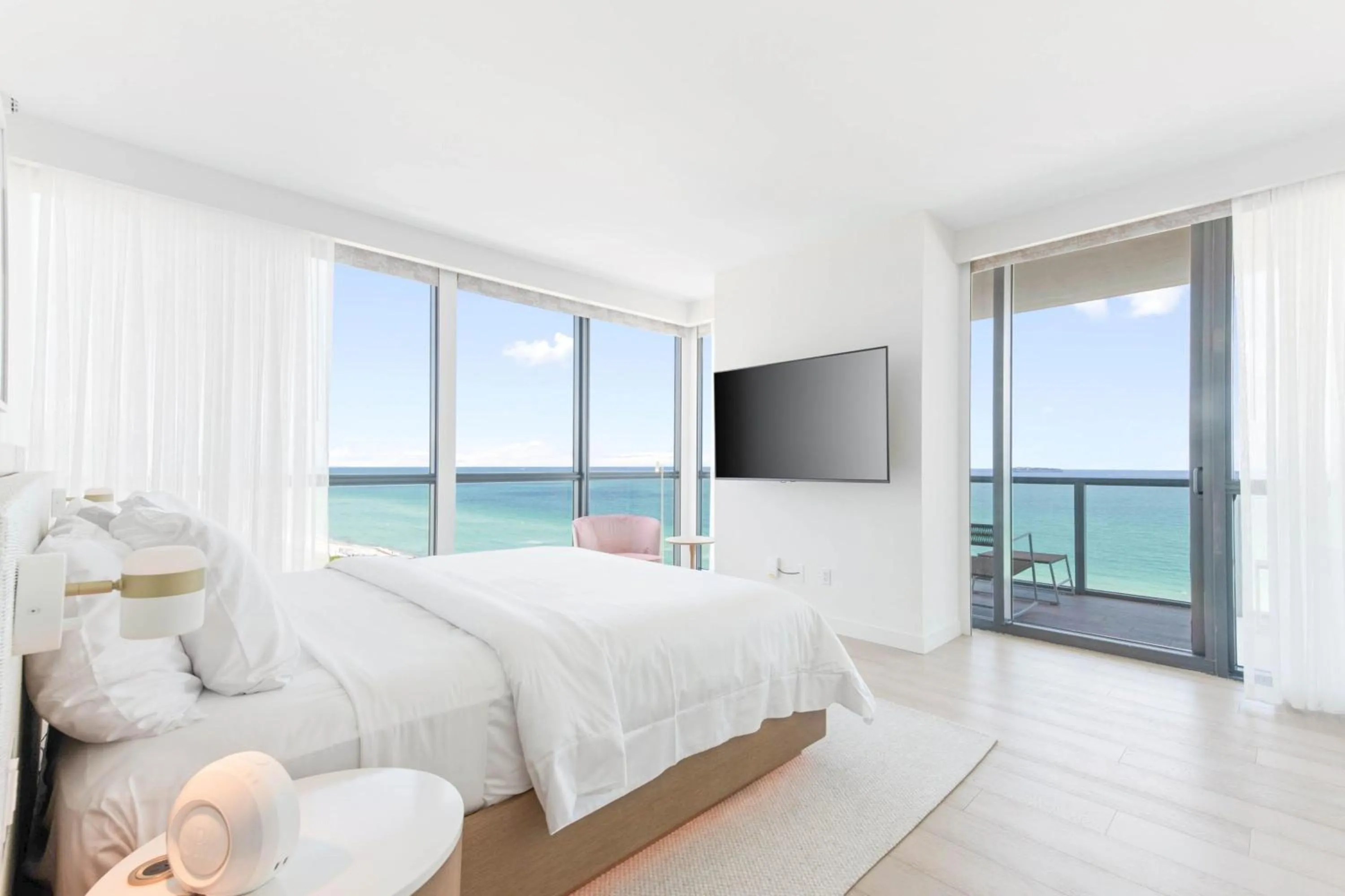 Bedroom, Bed in W South Beach