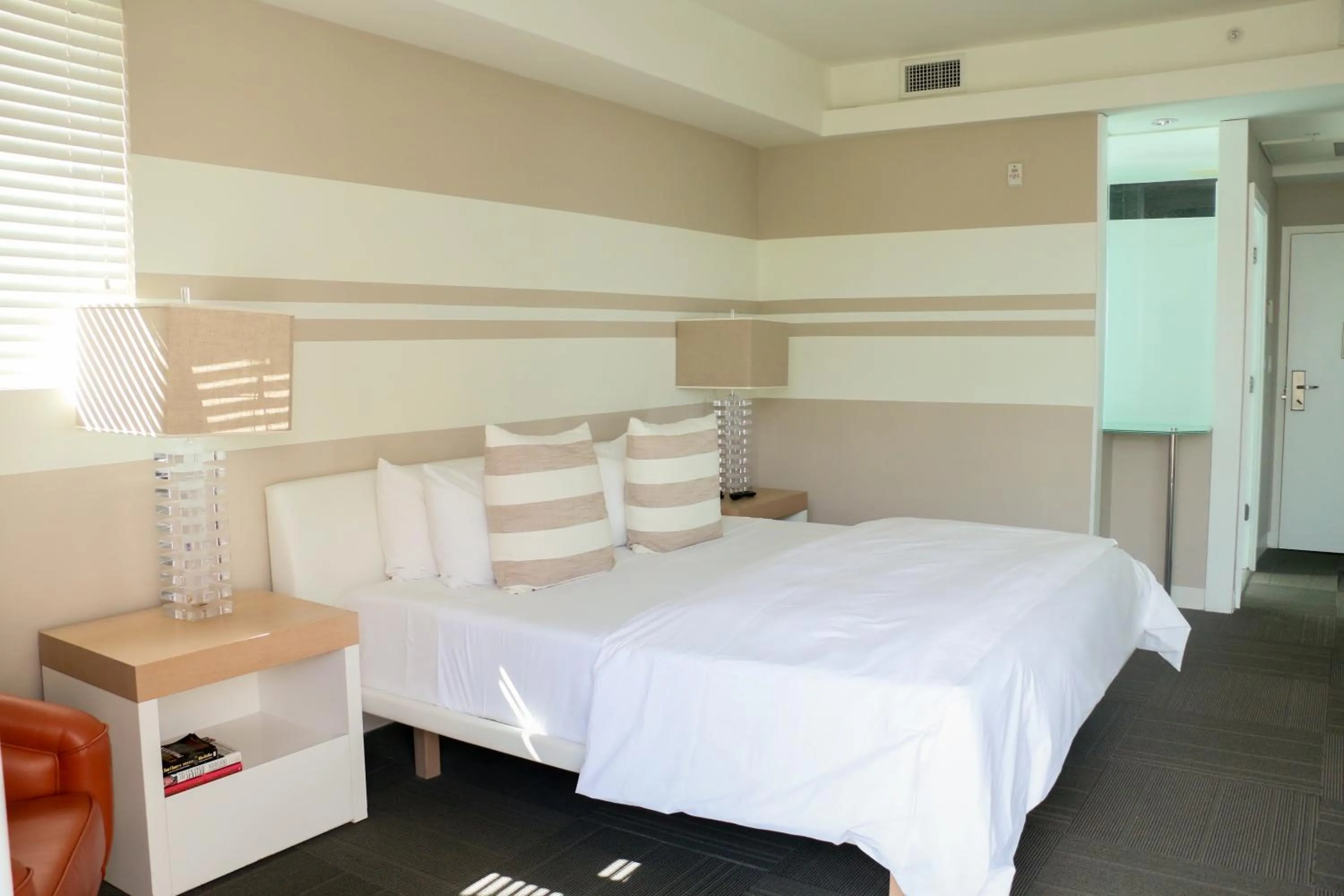 Bedroom, Bed in The Local House