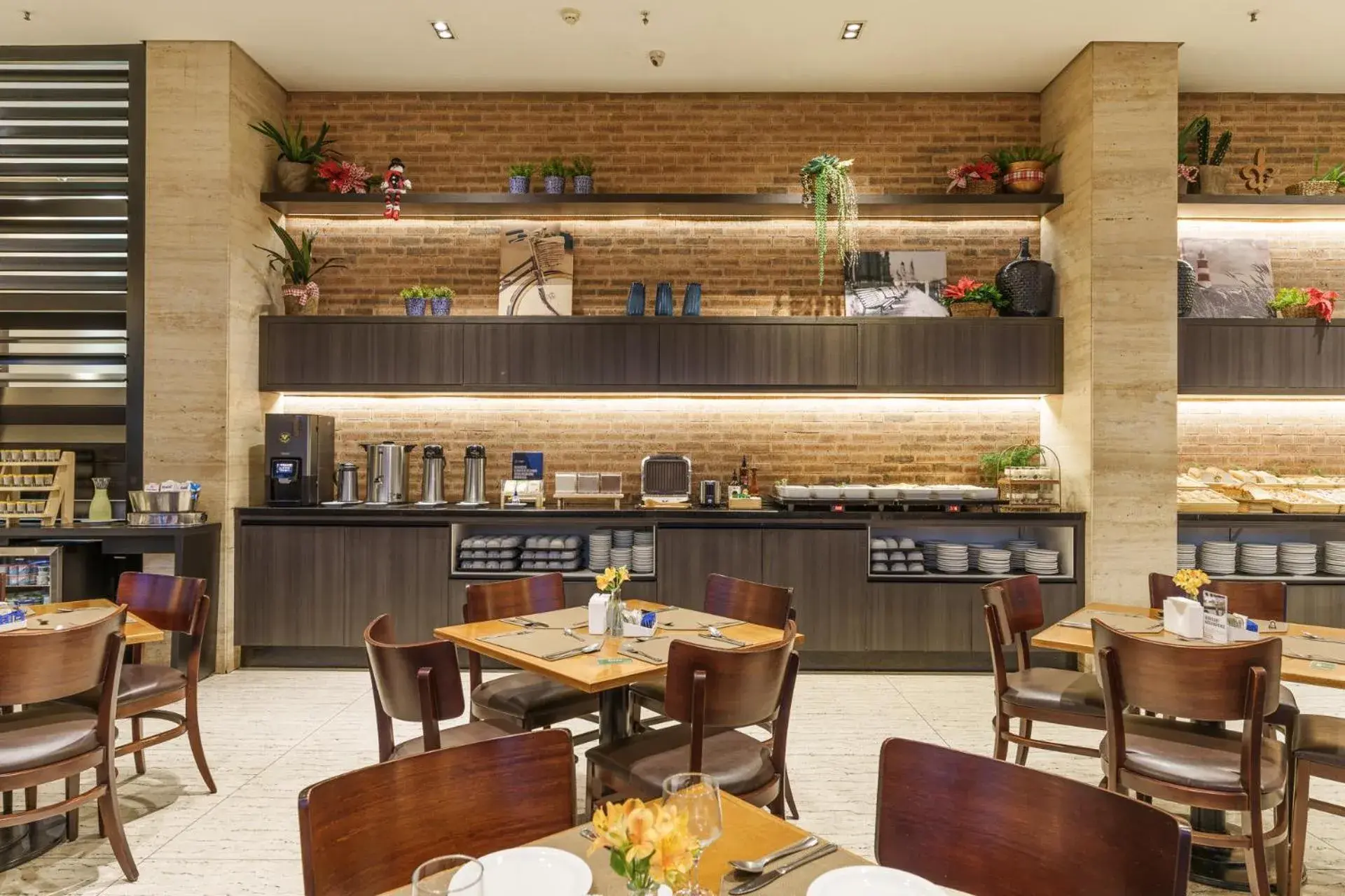 Restaurant/places to eat in Cullinan Hplus Premium Restaurant/places to eat in Cullinan Hplus Premium