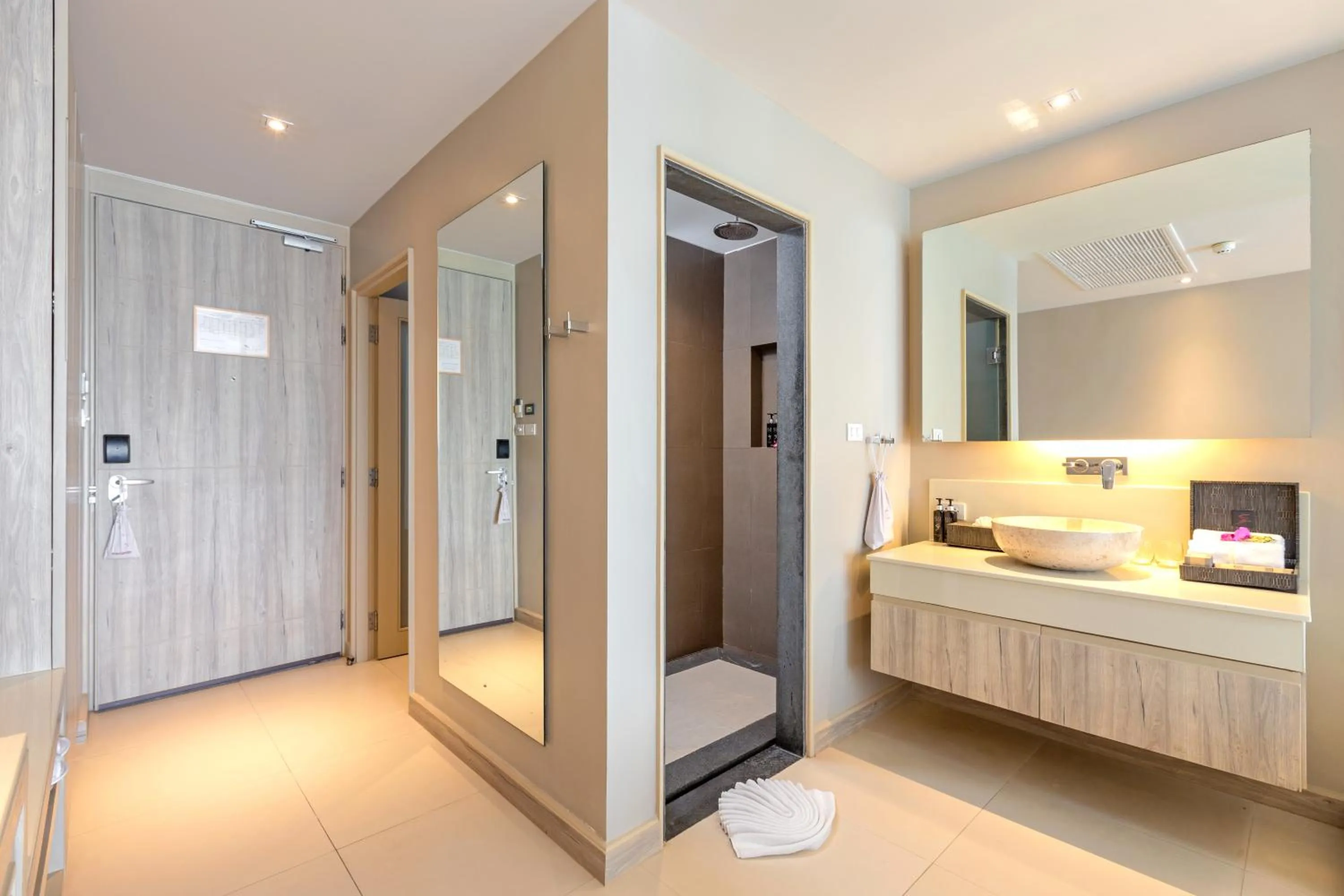 Shower, Bed in Cape Sienna Phuket Gourmet Hotel & Villas - SHA Extra Plus