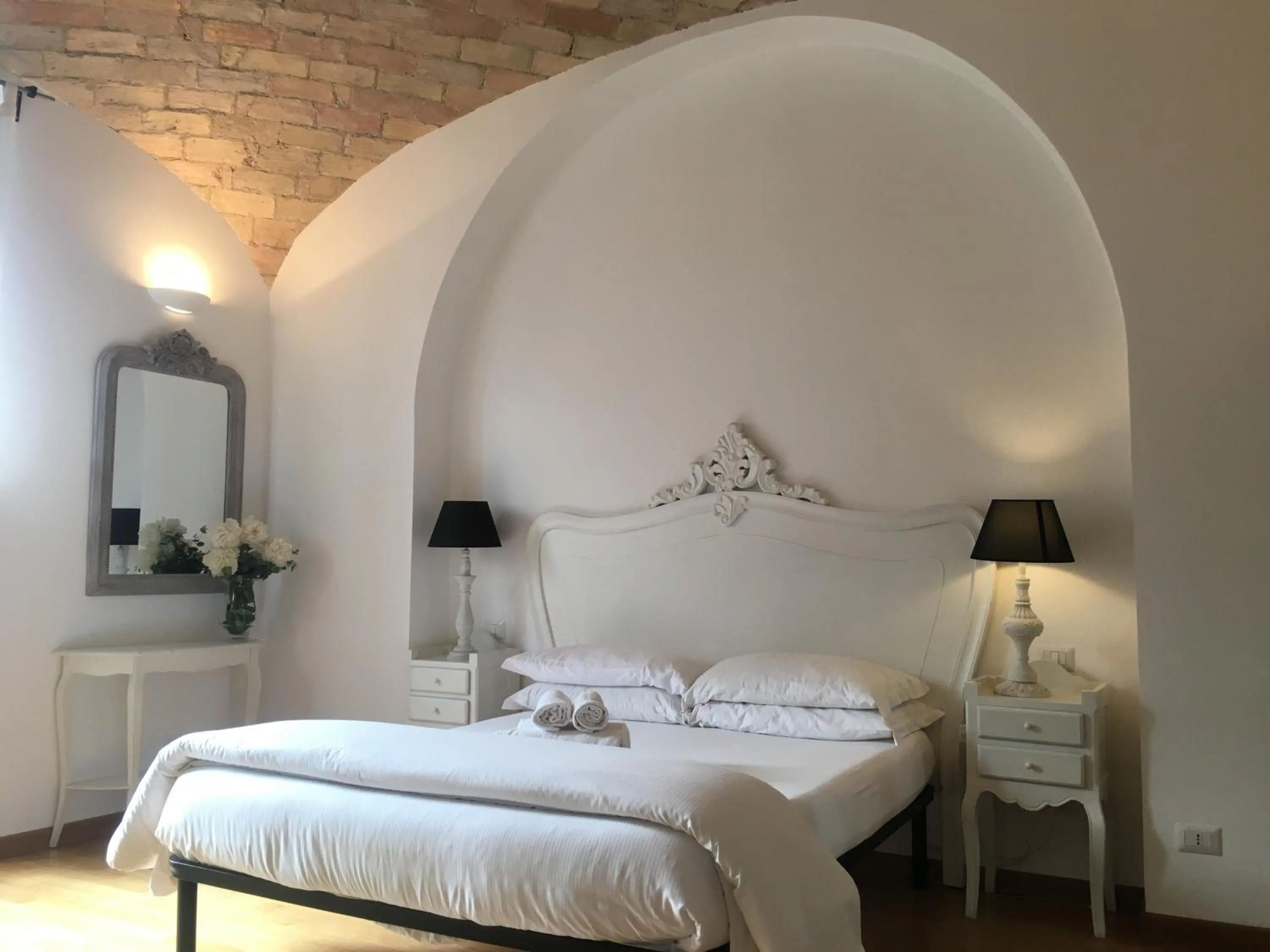 Bed in La finestra sul Colosseo B&B 1