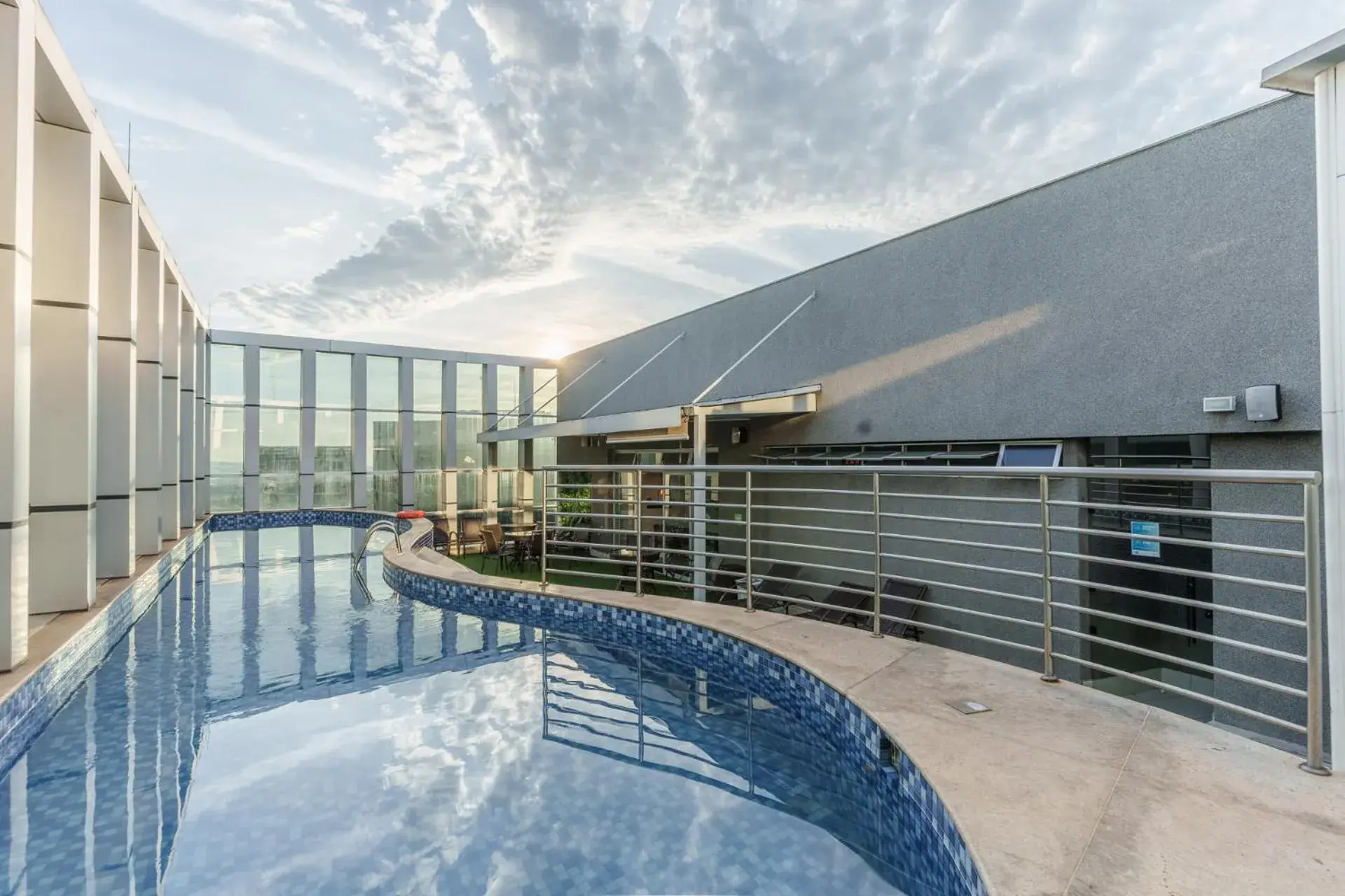 Pool view in Fusion Hplus Express + Pool view in Fusion Hplus Express +