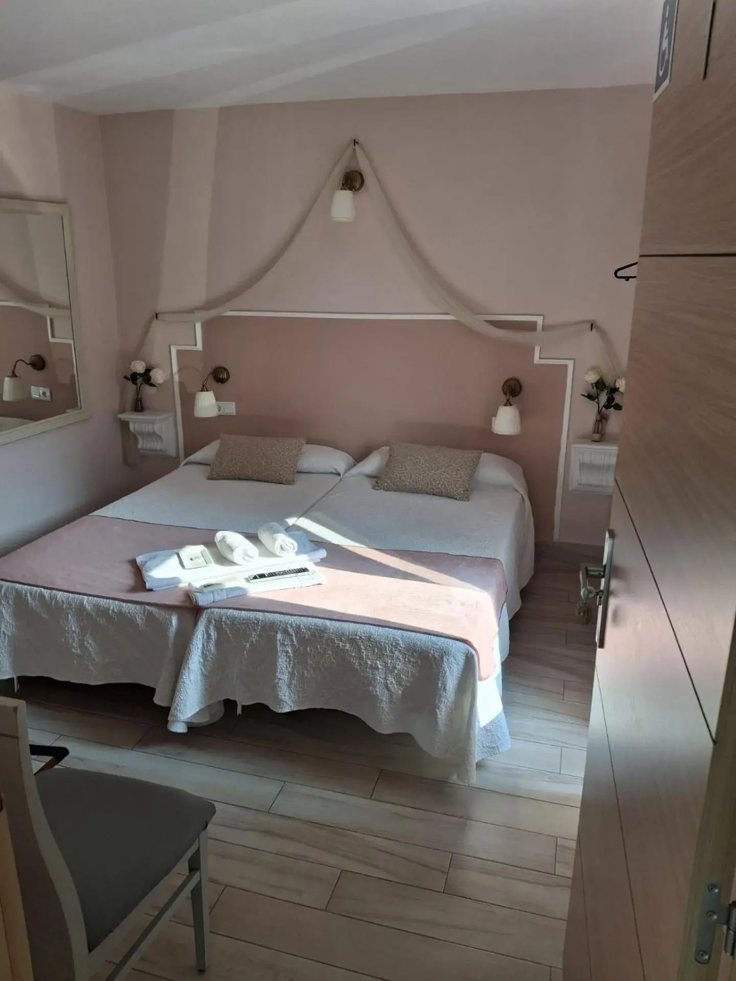 Double or Twin Room with Private Bathroom- Disability Access in Emperador Augusto Double or Twin Room with Private Bathroom- Disability Access in Emperador Augusto