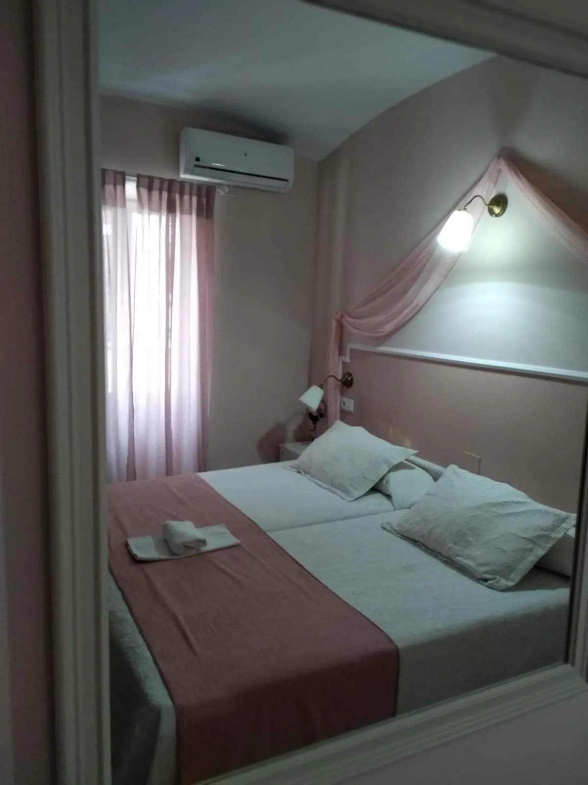 Double Room with Private Bathroom - single occupancy in Emperador Augusto