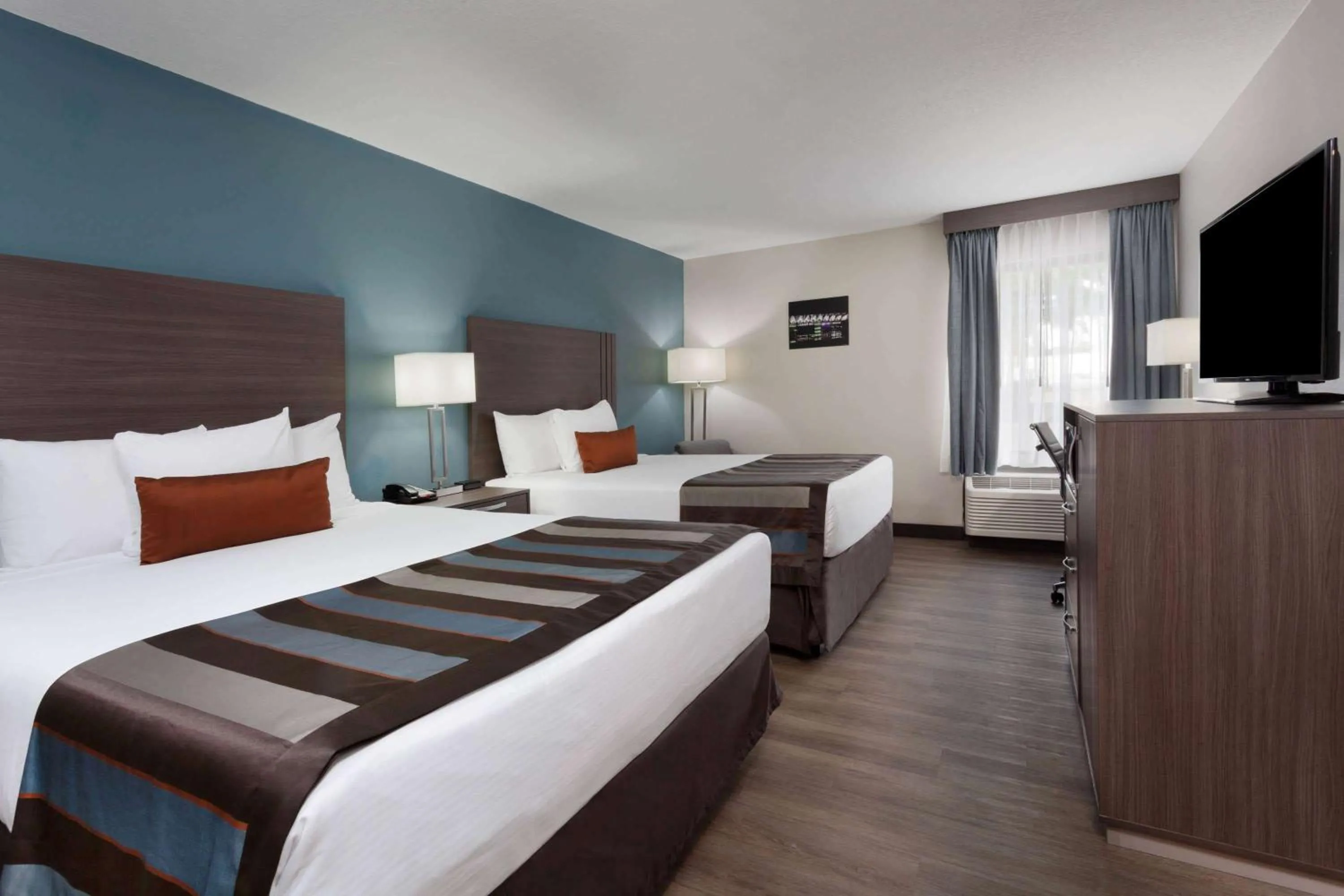 Photo of the whole room, Bed in Nobile Hotel Parkway at Celebration Orlando Very Close to Disney Theme Parks