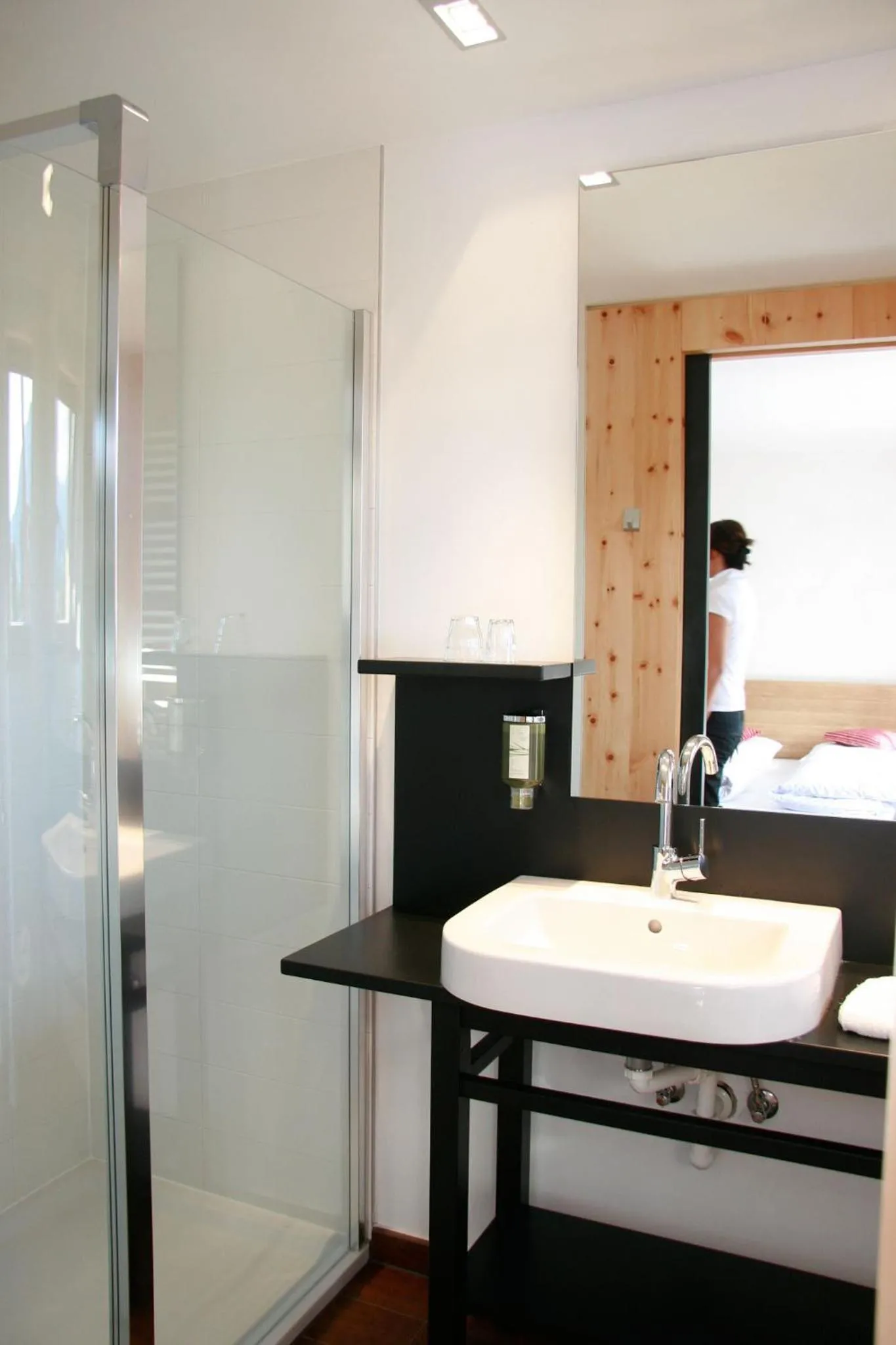 Bathroom, Bed in Hotel Ploseblick