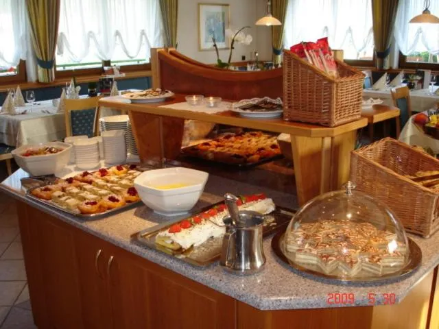 Restaurant/places to eat in Hotel Ploseblick