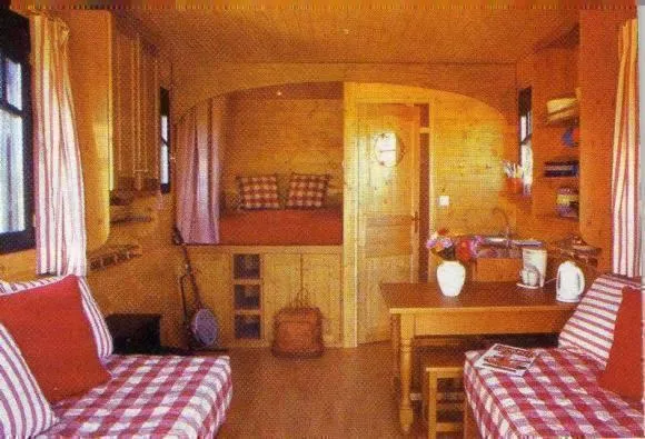 Photo of the whole room in Les Roulottes de Maufront