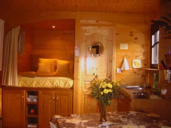Photo of the whole room, Bed in Les Roulottes de Maufront