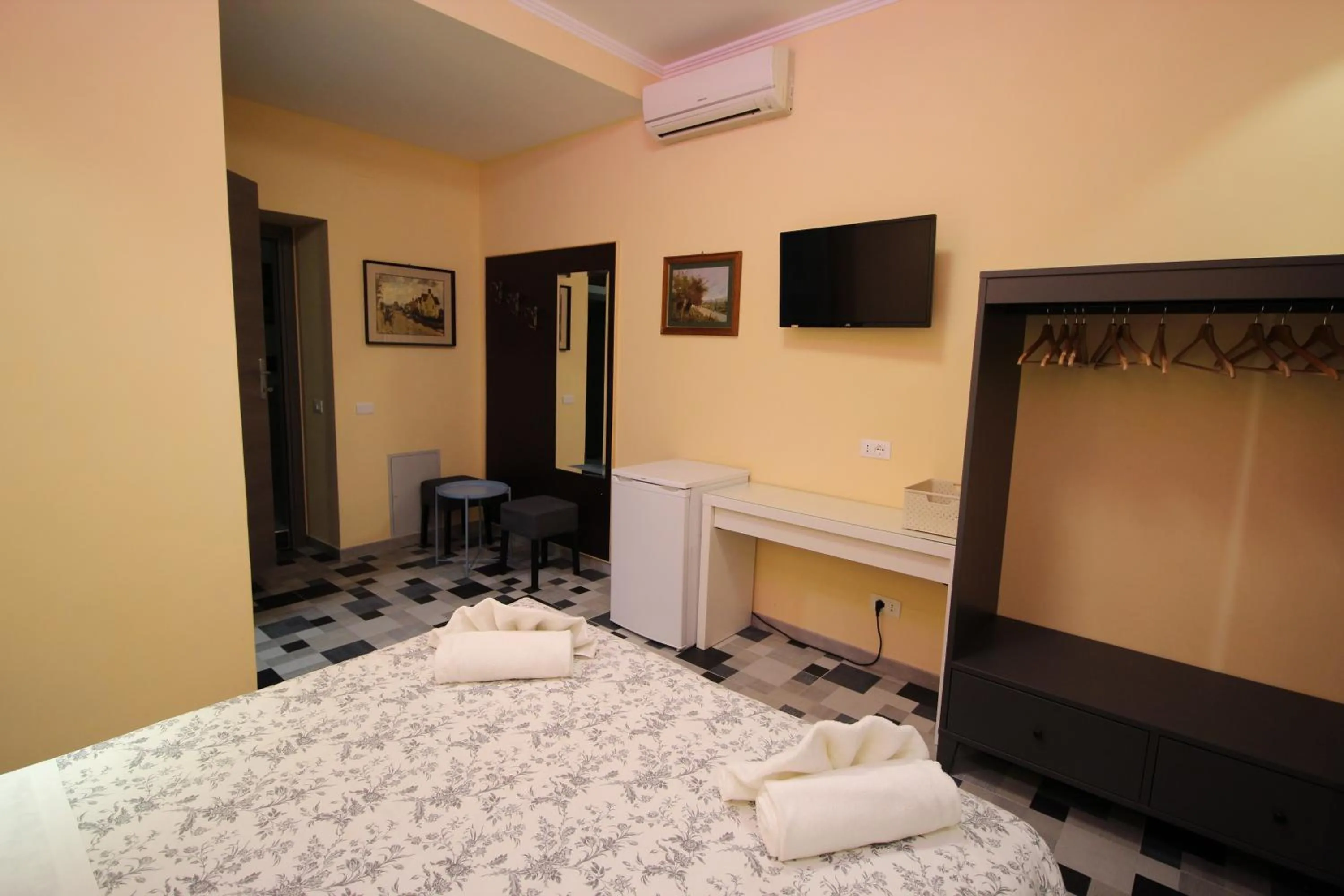 Communal lounge/ TV room, Bed in Quest House Lihong