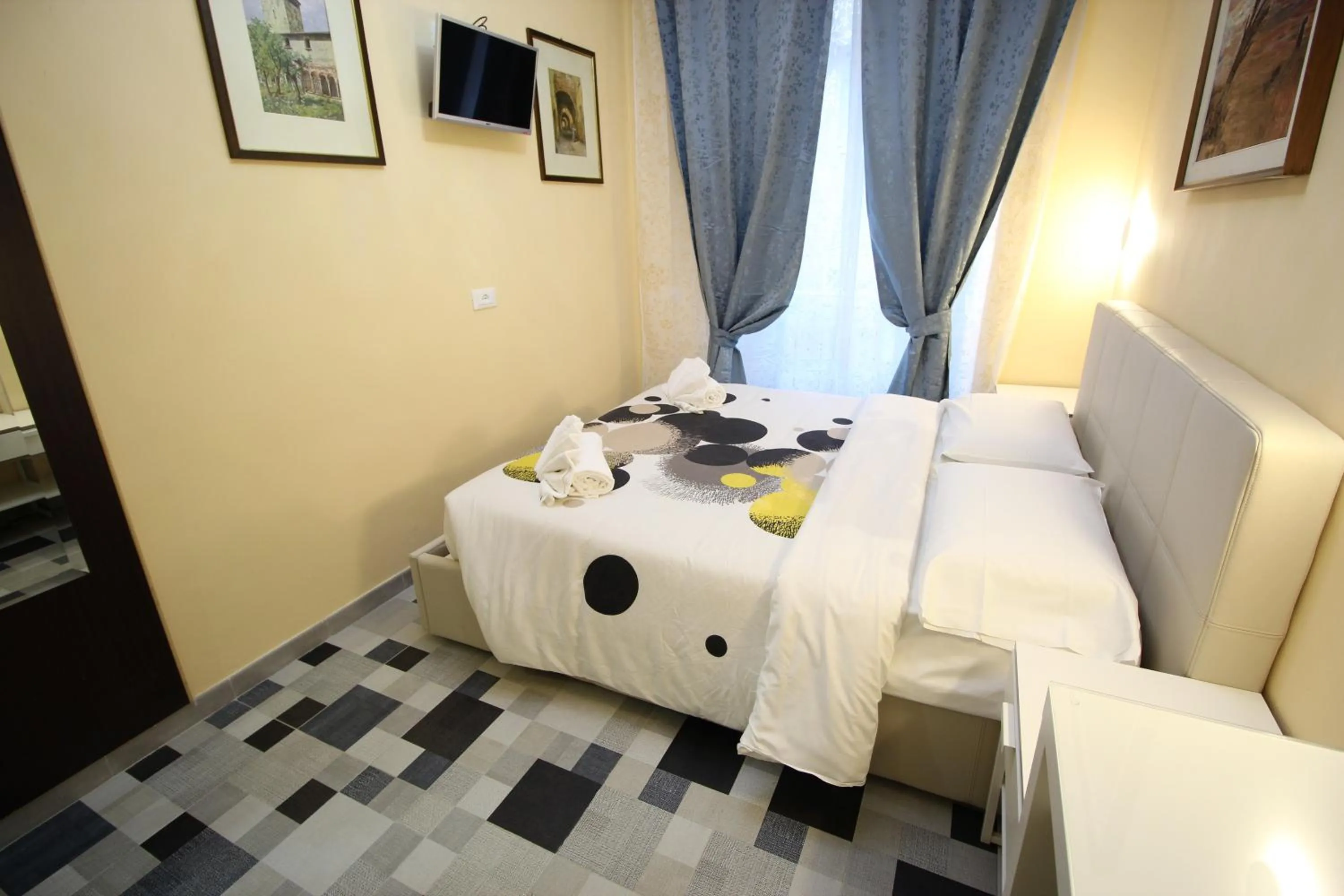 Communal lounge/ TV room, Bed in Quest House Lihong