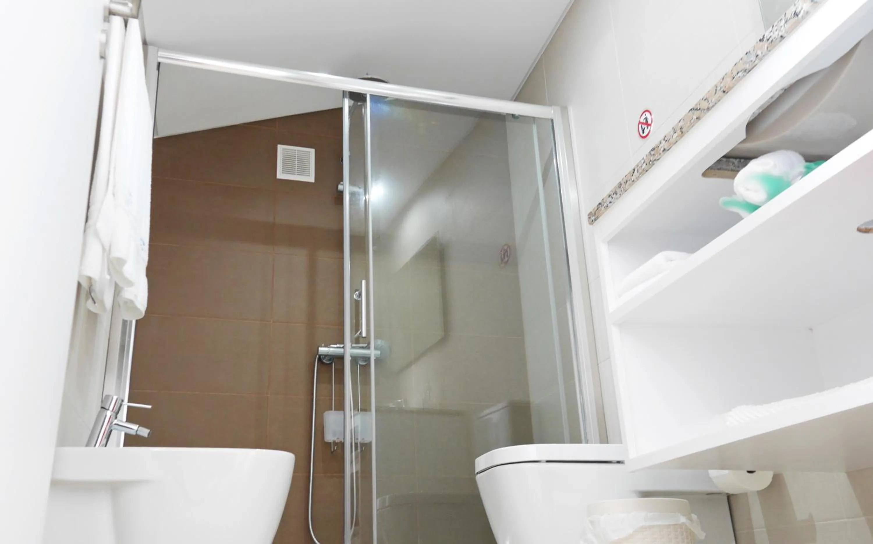 Toilet in Garoupas Inn