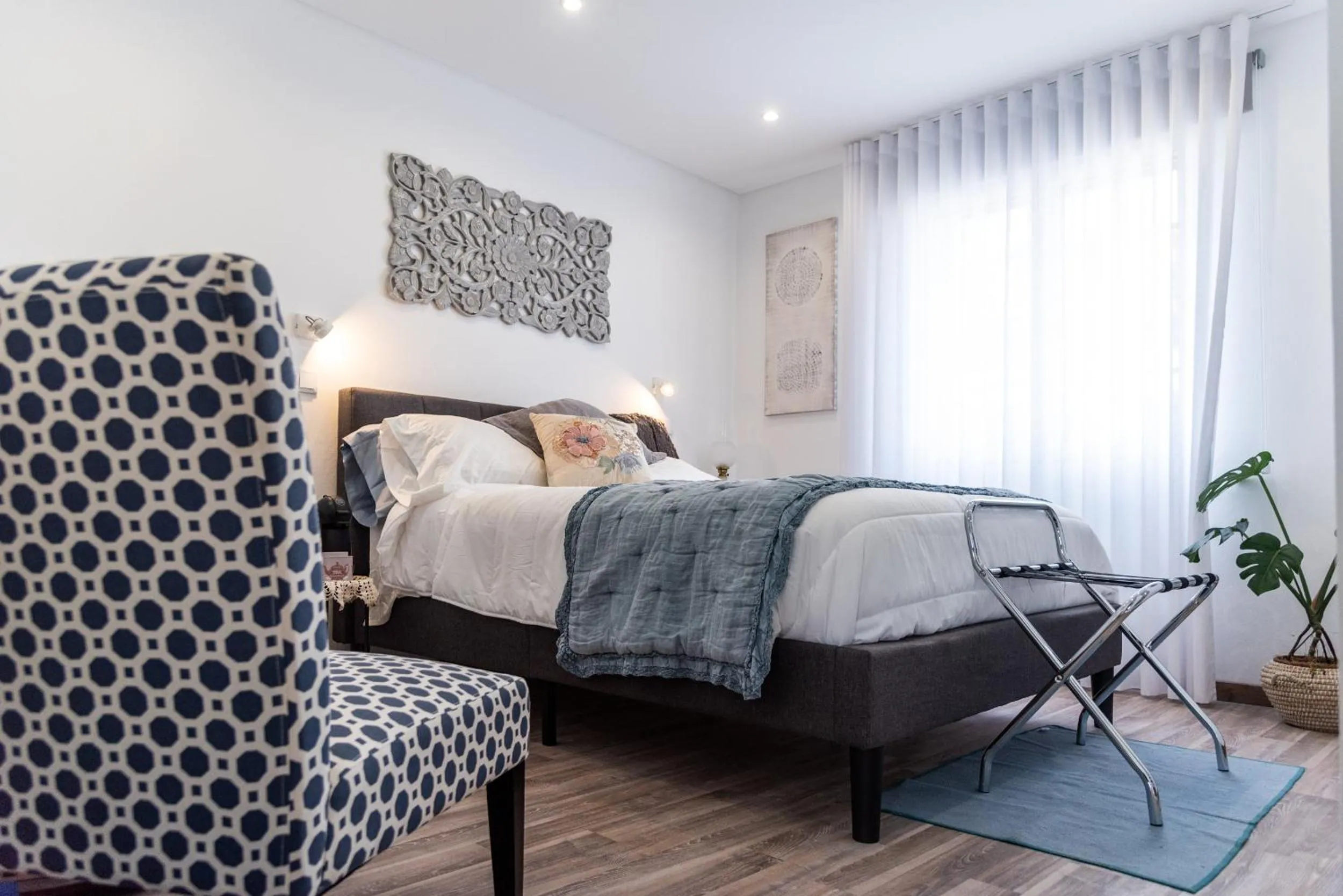 Photo of the whole room, Bed in Garoupas Inn
