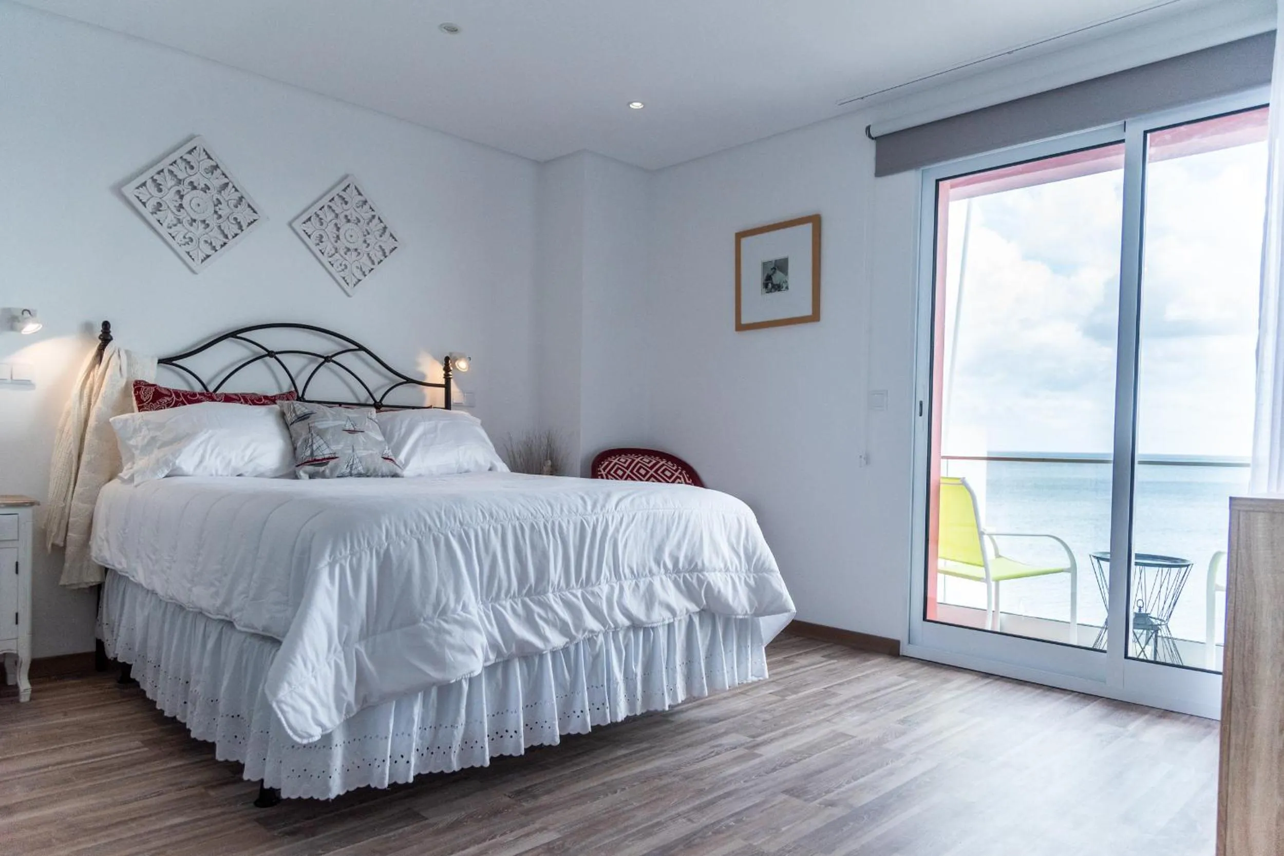 Photo of the whole room, Bed in Garoupas Inn
