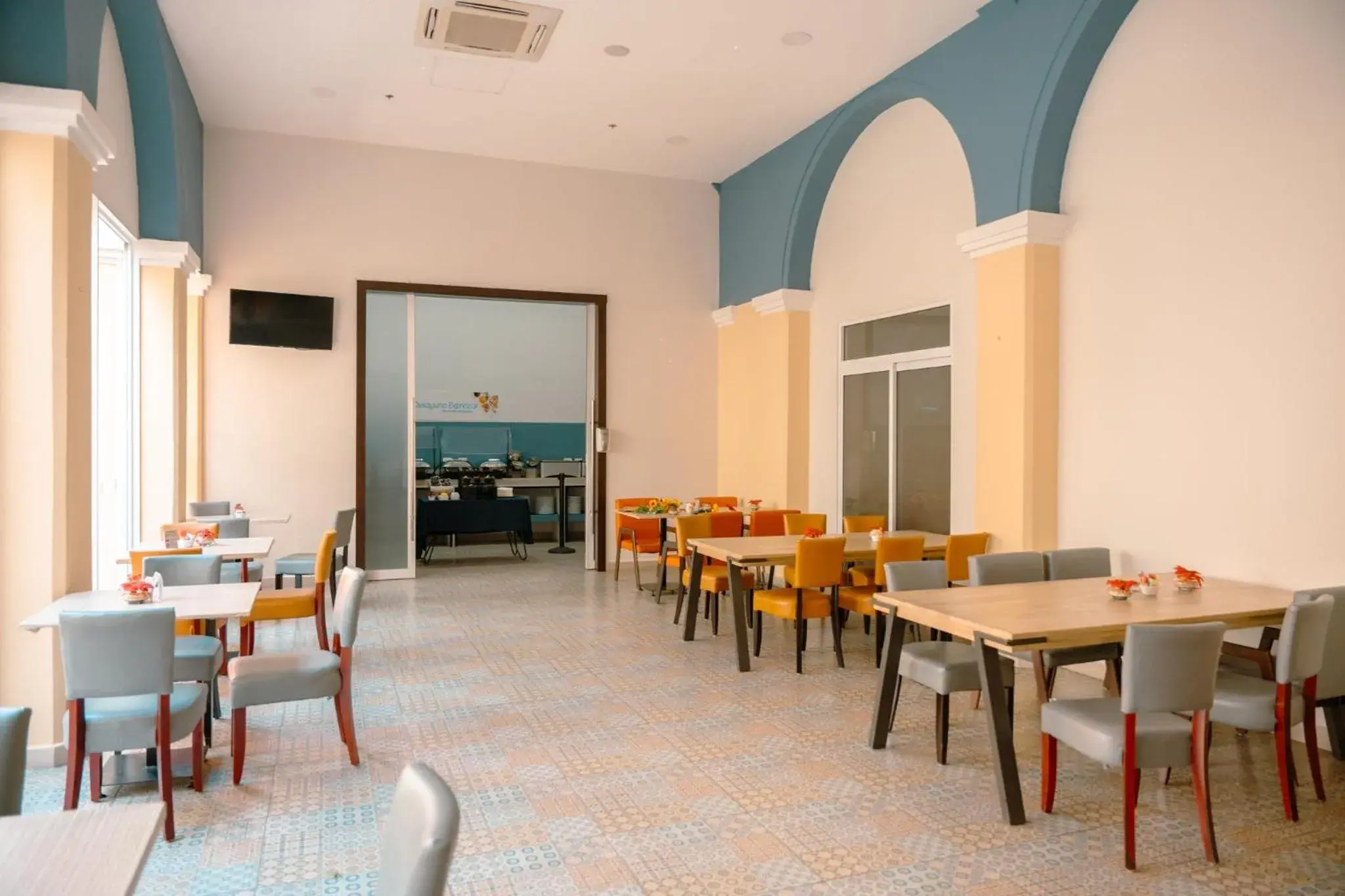 Restaurant/places to eat in Holiday Inn Express Merida Centro by IHG Restaurant/places to eat in Holiday Inn Express Merida Centro by IHG