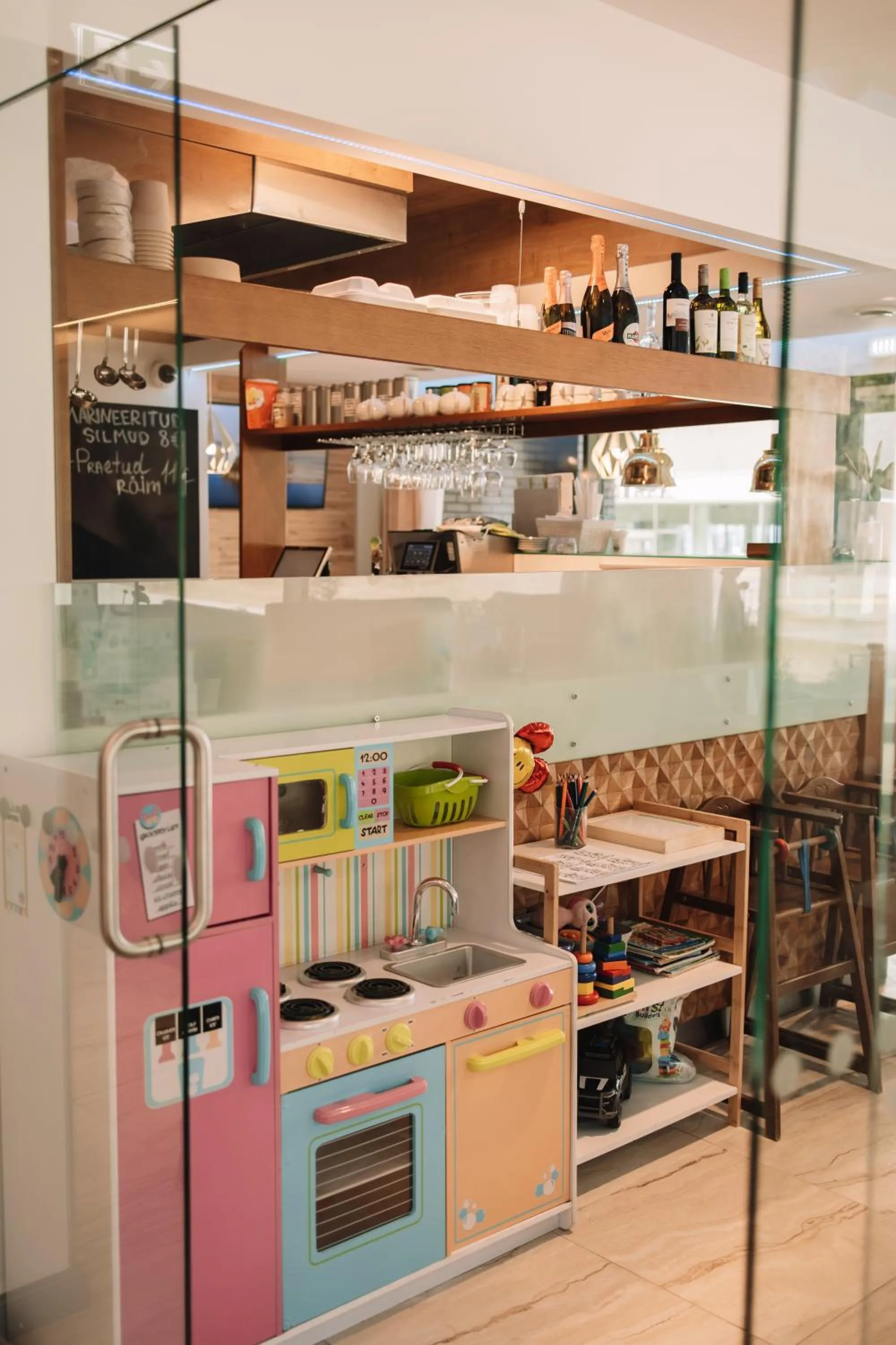 Restaurant/places to eat in Merepargi ApartHotel & Cafe