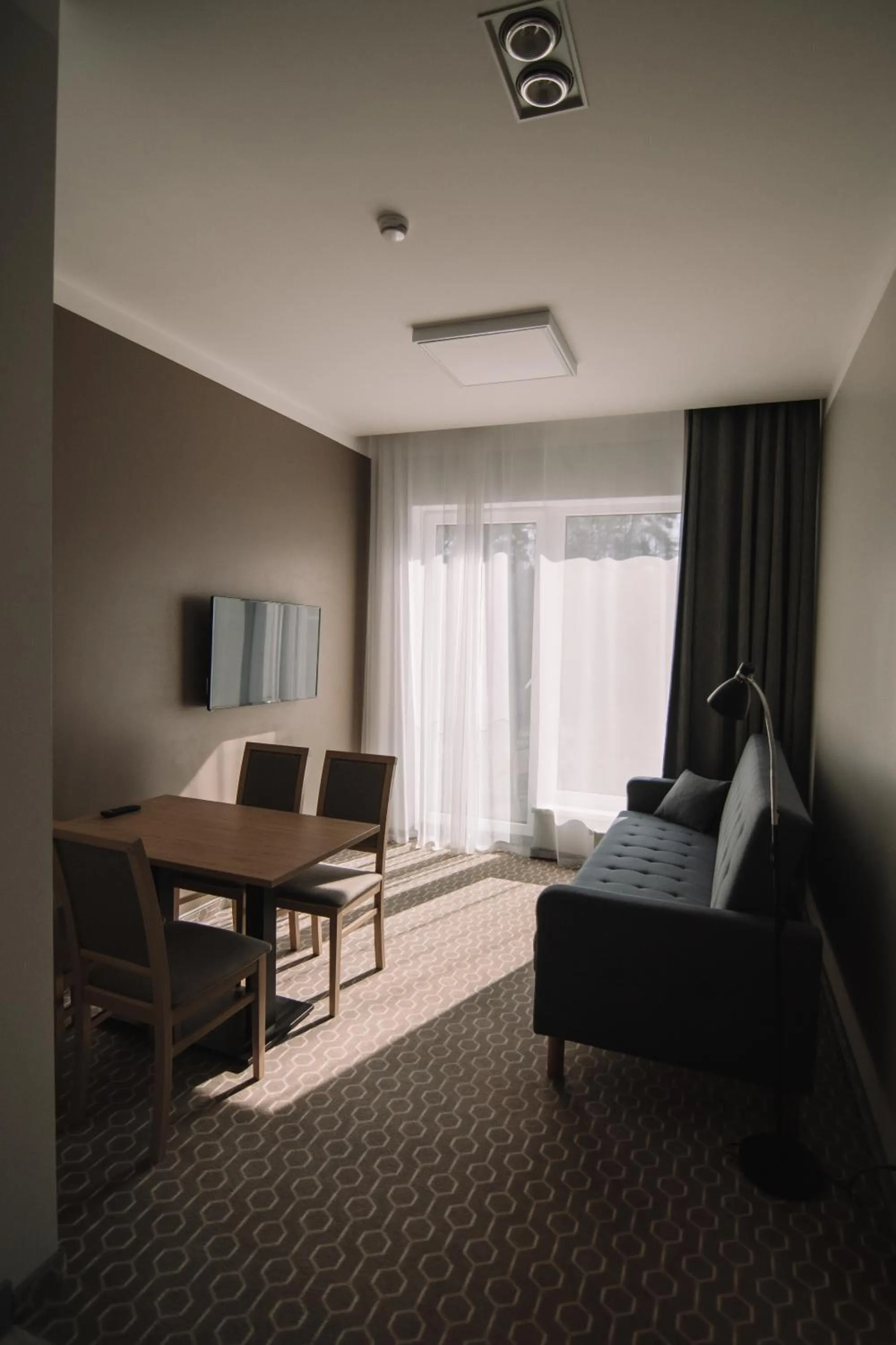 TV and multimedia in Merepargi ApartHotel & Cafe